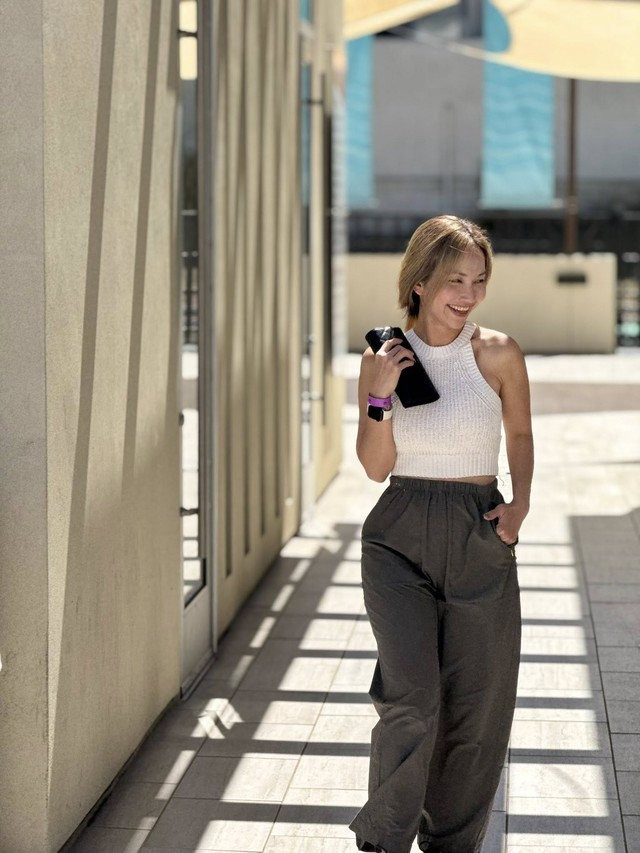 Đôi lúc, nữ diễn viên cũng thoải mái khoe những góc chụp cận mặt, để lộ vài dấu vết thời gian như tàn nhang. Tuy vậy, sự chân thực ấy lại khiến cô nhận thêm nhiều lời khen vì vẻ đẹp tự nhiên và gần gũi.