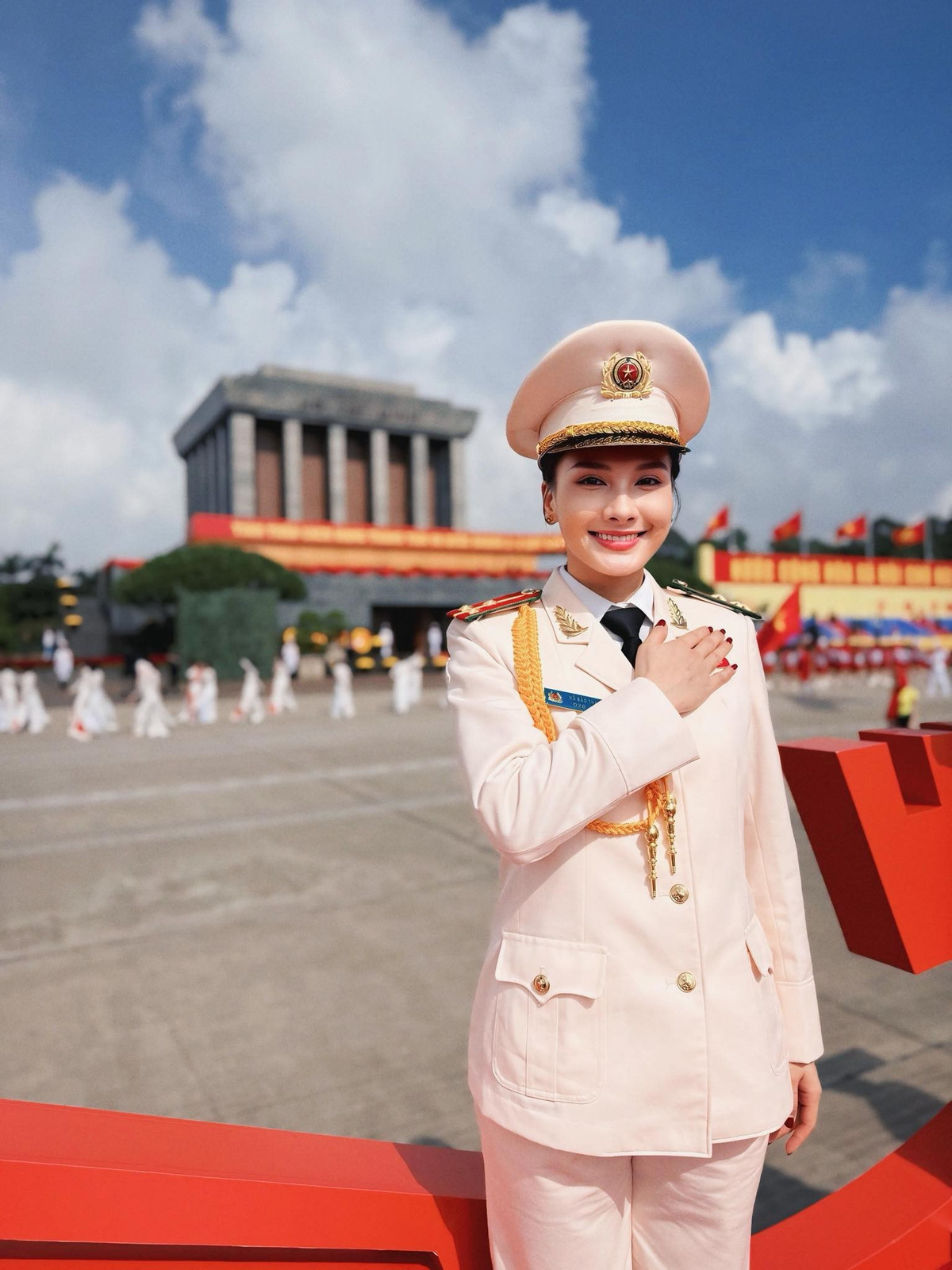 Diễn viên Bảo Thanh đăng ảnh đẹp cùng bộ quân phục trước Lăng Chủ tịch Hồ Chí Minh. Ảnh: FB Bảo Thanh