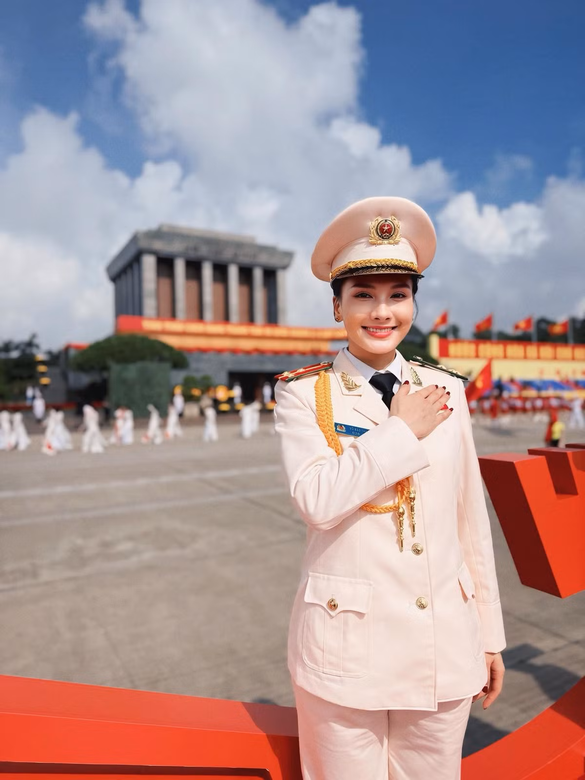 Diễn viên Bảo Thanh đăng ảnh đẹp cùng bộ quân phục trước Lăng Chủ tịch Hồ Chí Minh. Ảnh: FB Bảo Thanh