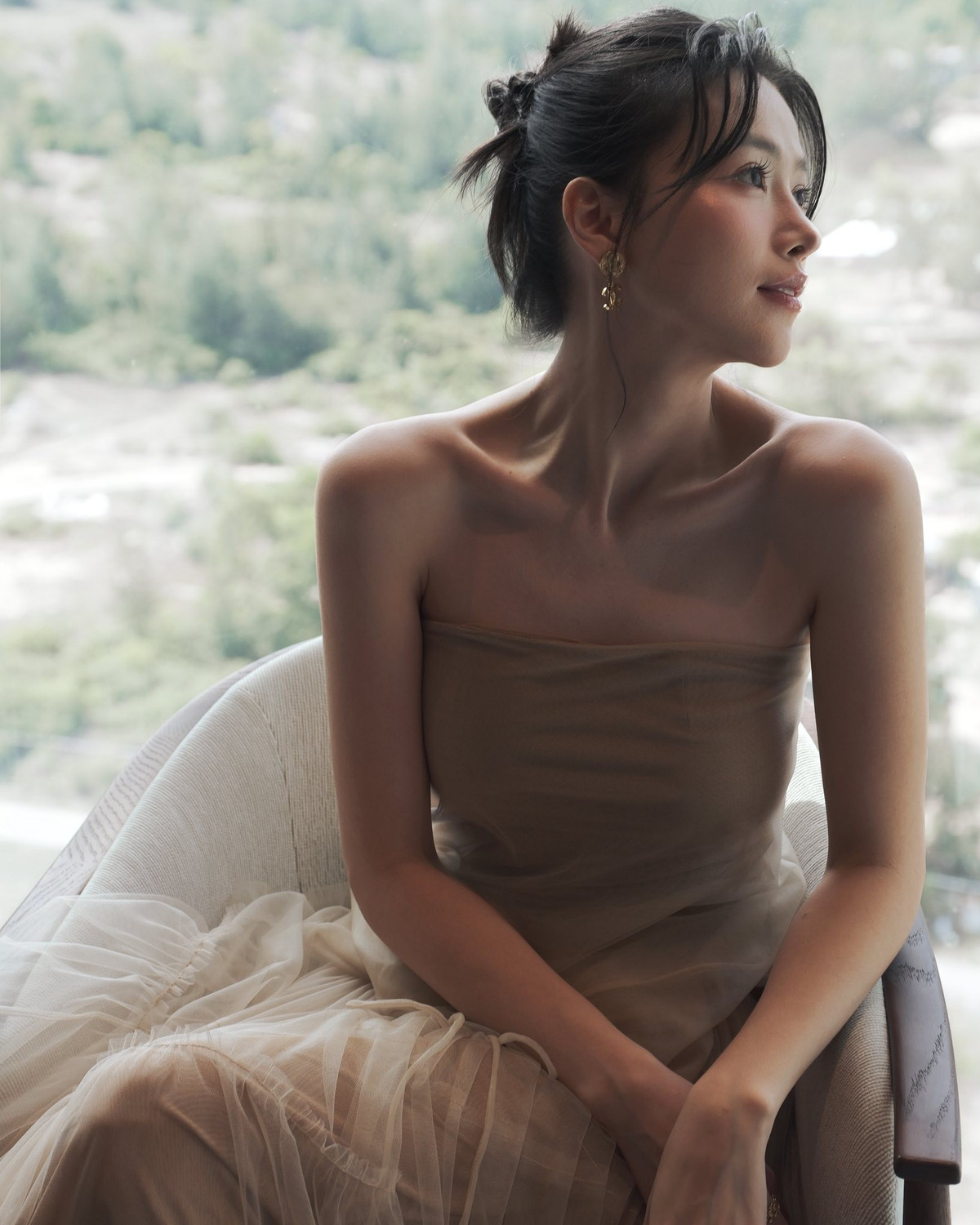 Hoa hậu Phương Khánh mặc váy cúp ngực, để lộ xương quai xanh đáng mơ ước. Ảnh: FB Nguyễn Phương Khánh