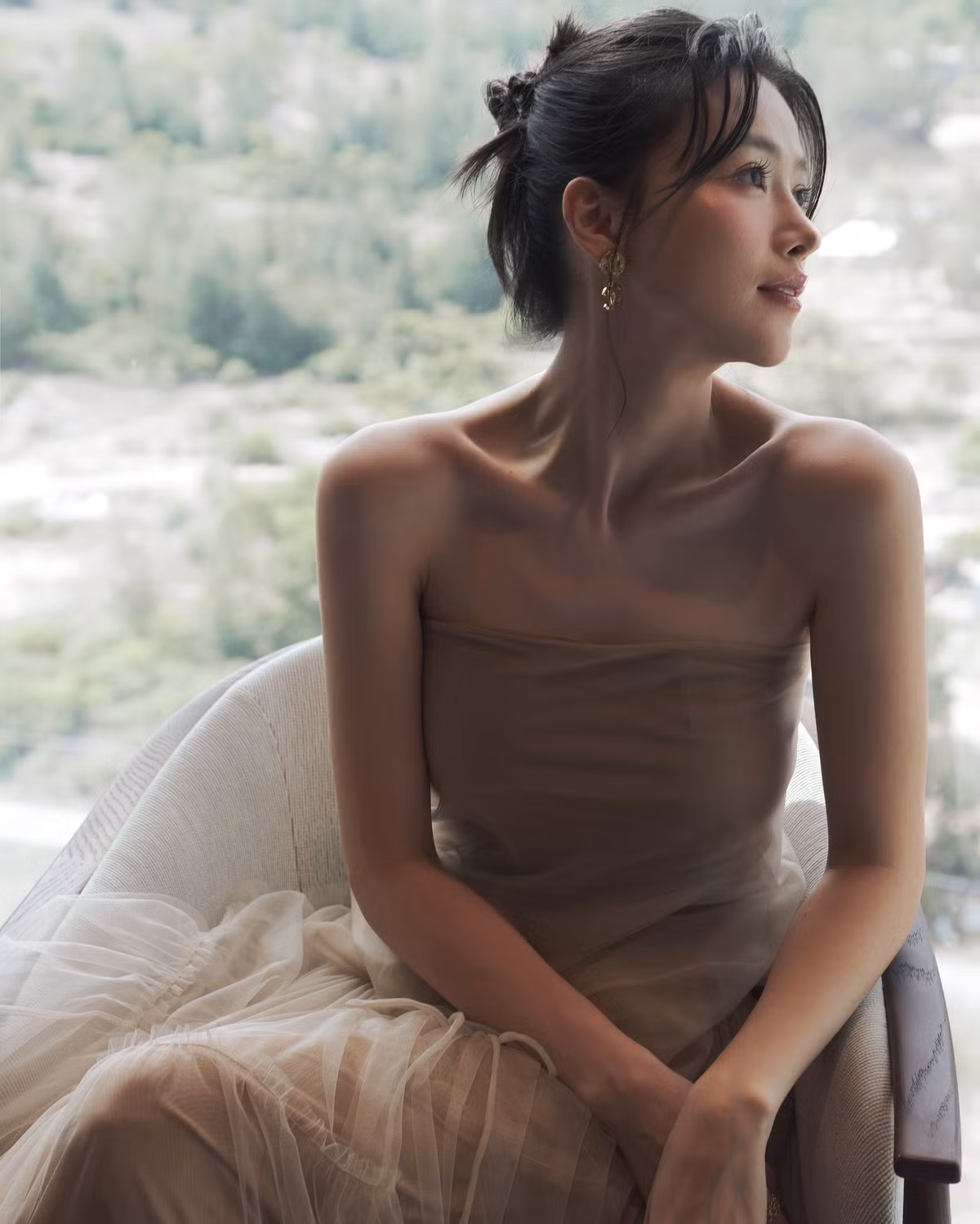 Hoa hậu Phương Khánh mặc váy cúp ngực, để lộ xương quai xanh đáng mơ ước. Ảnh: FB Nguyễn Phương Khánh