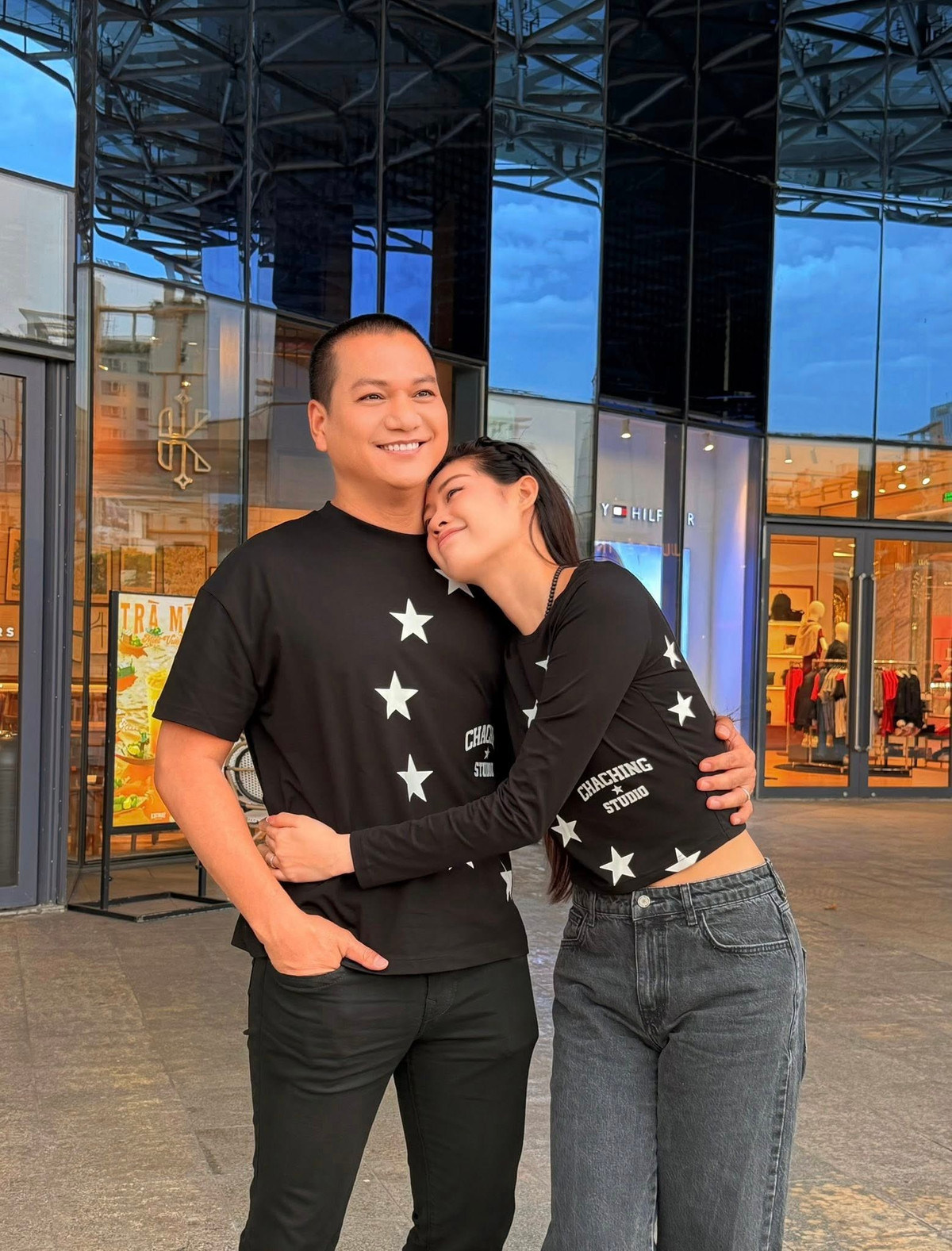 Khánh Vân tựa đầu vào vai ông xã, khoe anh là món quà nhân dịp 20/10. Ảnh: FB Nguyễn Trần Khánh Vân