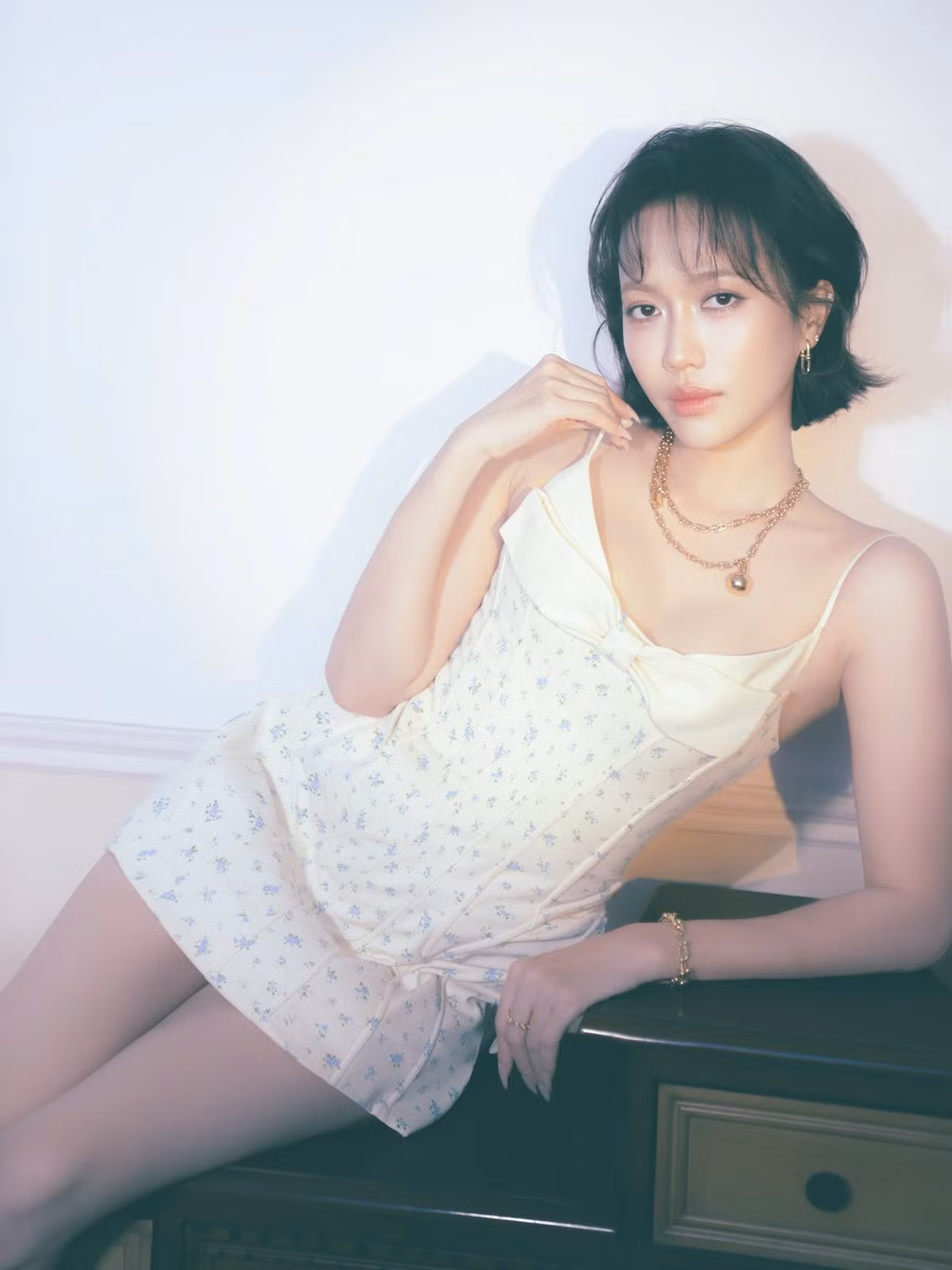 Nữ diễn viên gây ấn tượng mạnh mẽ khi xuất hiện với mái tóc bob uốn phồng thời thượng, khác hẳn vẻ ngoài quen thuộc trước đây.