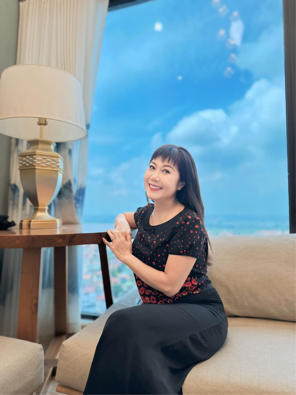 Nghệ sĩ Hương Tươi tranh thủ chụp ảnh lúc đi quay. Ảnh: FB Trần Thu Hương