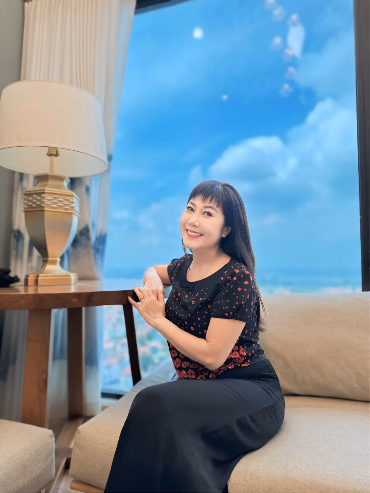 Nghệ sĩ Hương Tươi tranh thủ chụp ảnh lúc đi quay. Ảnh: FB Trần Thu Hương