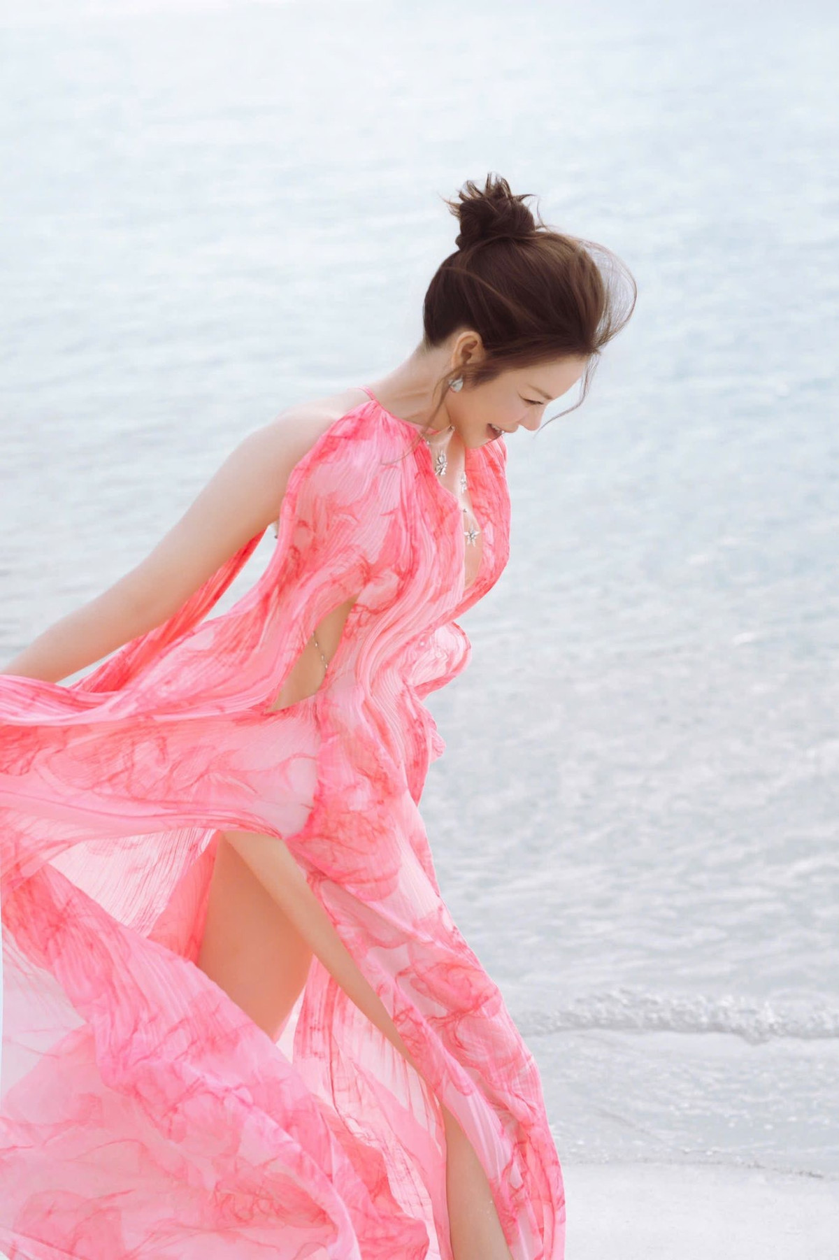 Bên cạnh đó, chi tiết xẻ tà cao vút không chỉ giúp cô khoe trọn đôi chân dài thon gọn, nuột nà mà còn tạo hiệu ứng thị giác kéo dài chiều cao, giúp vóc dáng thêm phần thanh thoát và cuốn hút. Ảnh: FB Ly Nha Ky