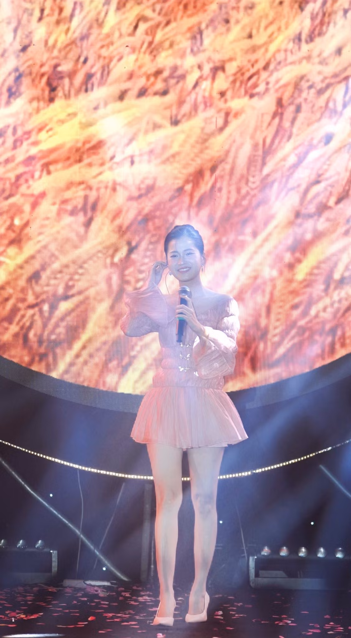 Quyết định thay đổi đến sau một lần cô được Trường Giang khuyên nhủ trong lúc ghi hình. Nam danh hài cho rằng việc giữ gìn vóc dáng không chỉ giúp nghệ sĩ tự tin hơn mà còn tốt cho sức khỏe lâu dài. Lời động viên này đã trở thành động lực để Lâm Vỹ Dạ nghiêm túc bắt tay vào hành trình giảm cân.