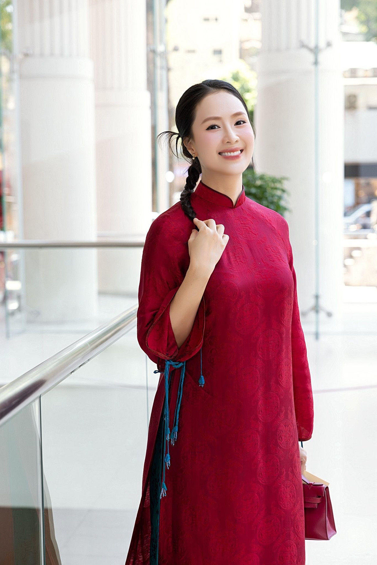 Diễn viên Hồng Diễm rạng rỡ trong áo dài. Ảnh: FB Nguyen Hong Diem