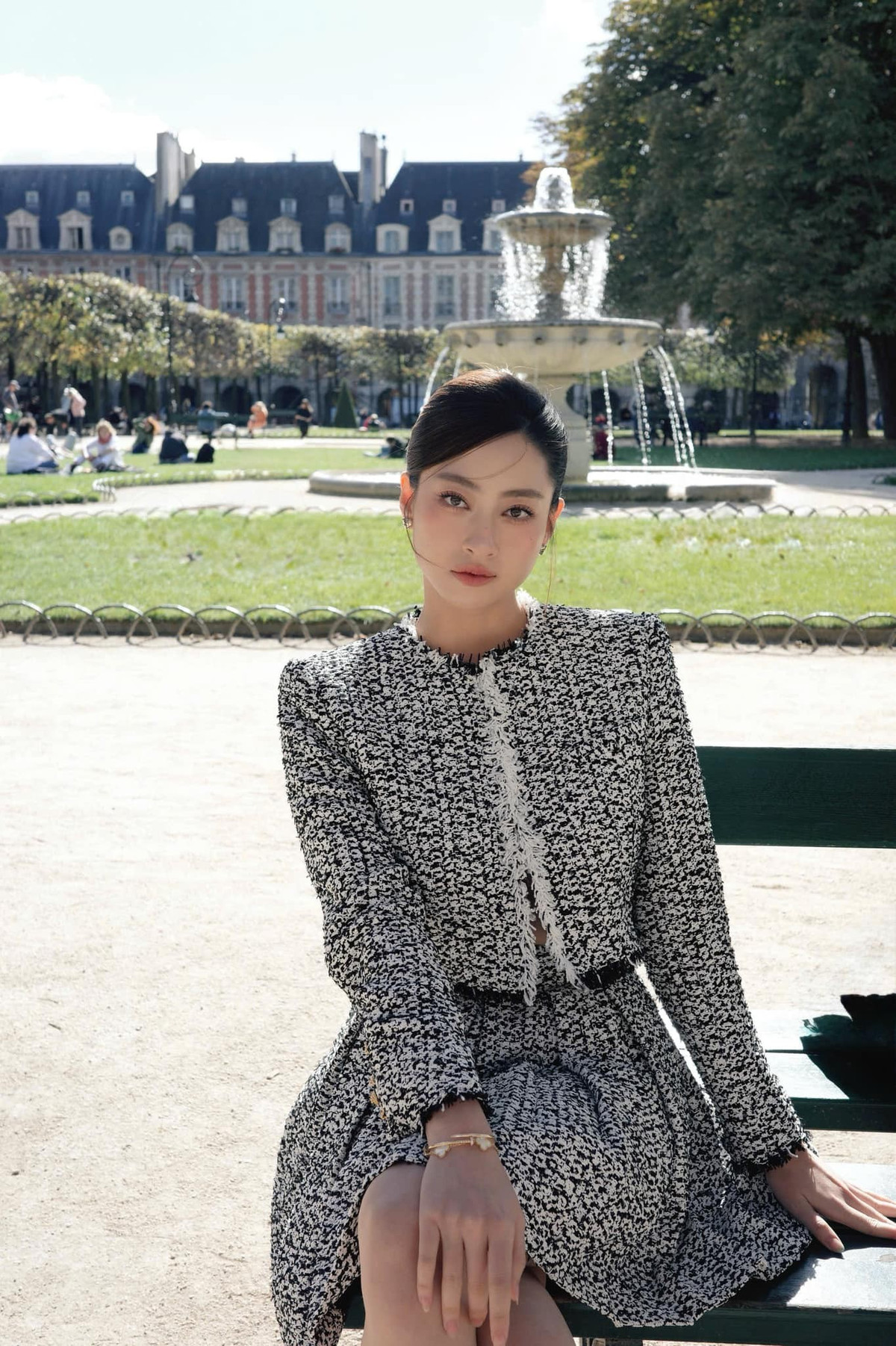 Hoa hậu Lương Thùy Linh diện trang phục hàng hiệu trên phố Paris. Ảnh: FB Lương Thùy Linh