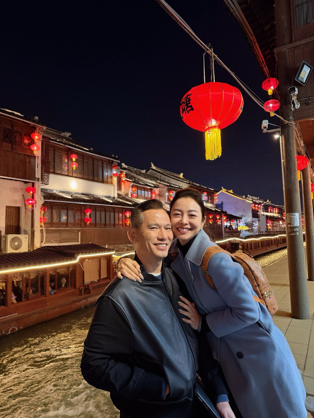 Hoa hậu Jennifer Phạm tình tứ với ông xã khi đến Thượng Hải. Ảnh: FB Jun Phạm