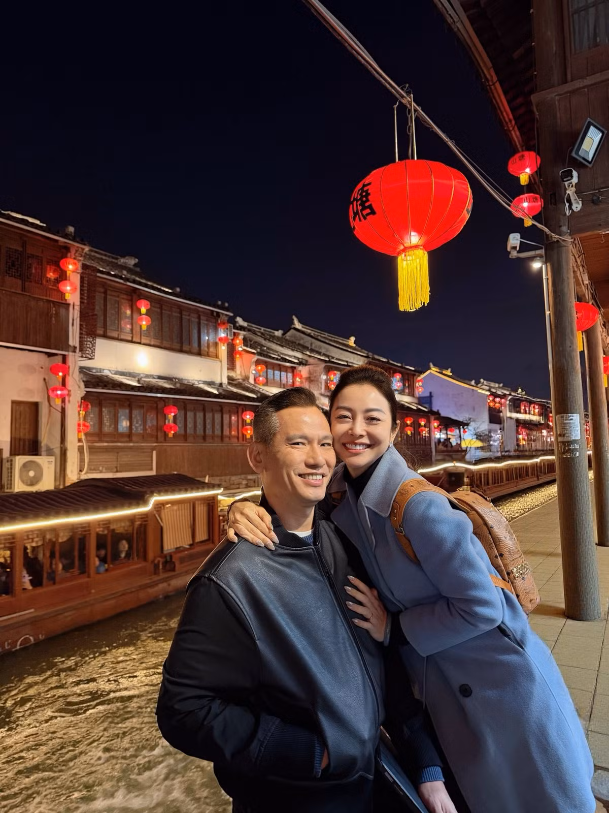 Hoa hậu Jennifer Phạm tình tứ với ông xã khi đến Thượng Hải. Ảnh: FB Jun Phạm