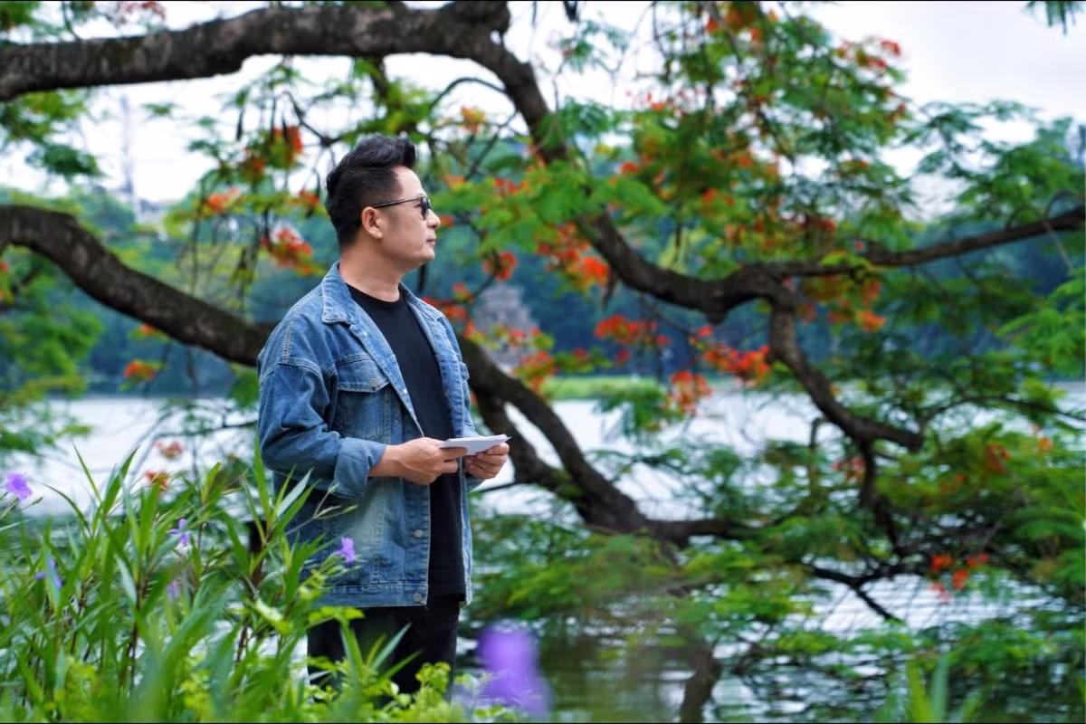 Ca sĩ Bằng Kiều chụp ảnh ở Hồ Gươm dưới tiết trời se lạnh. Ảnh: FB Bằng Kiều