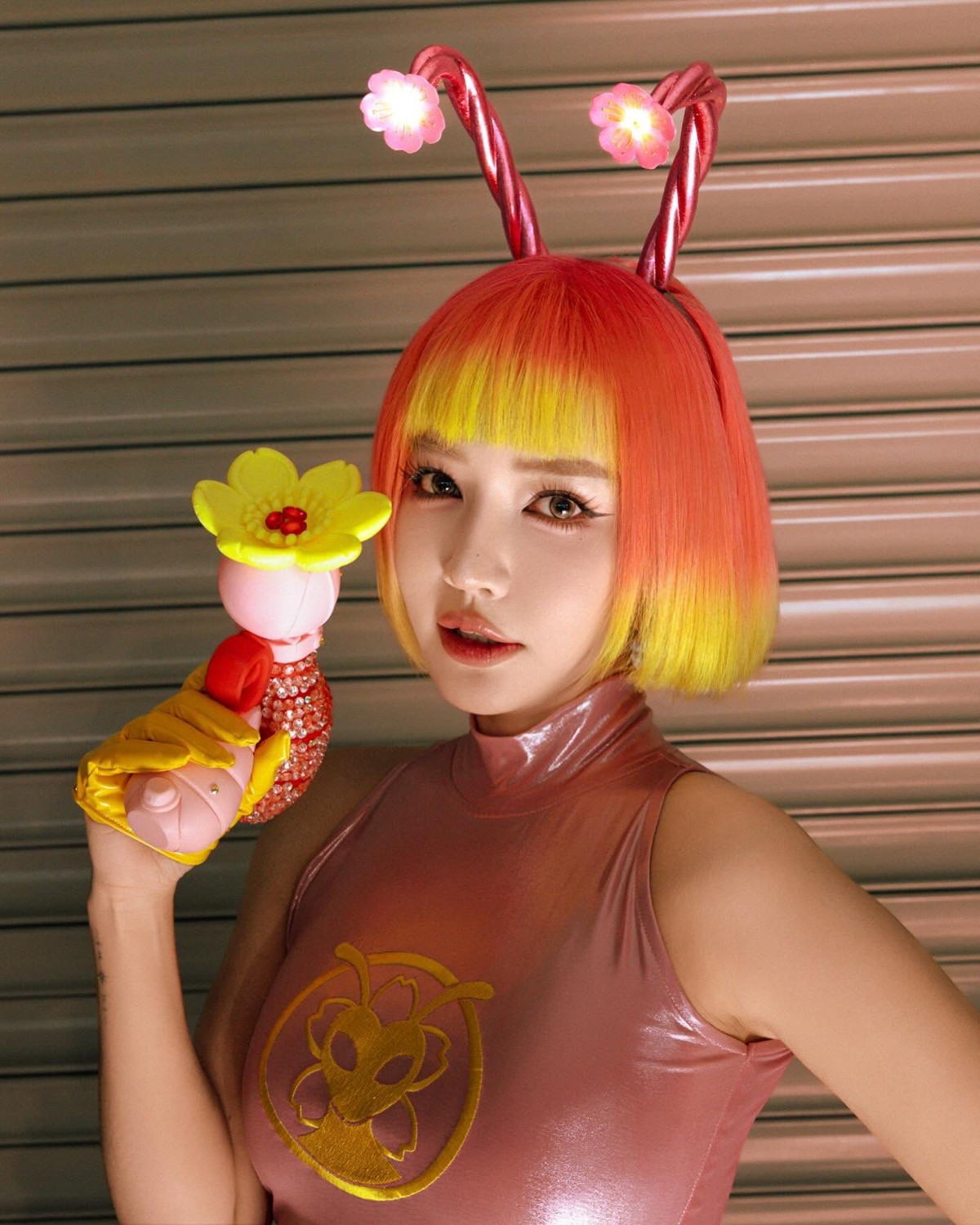 Từ hình ảnh một ca sĩ có thân hình tròn trịa, Bích Phương dần “lột xác” thành mỹ nhân với vòng eo nhỏ, đôi chân dài và những đường cong quyến rũ. Sự thay đổi này từng khiến nhiều khán giả bất ngờ và dành không ít lời khen cho màn “lên hương” về ngoại hình của cô.