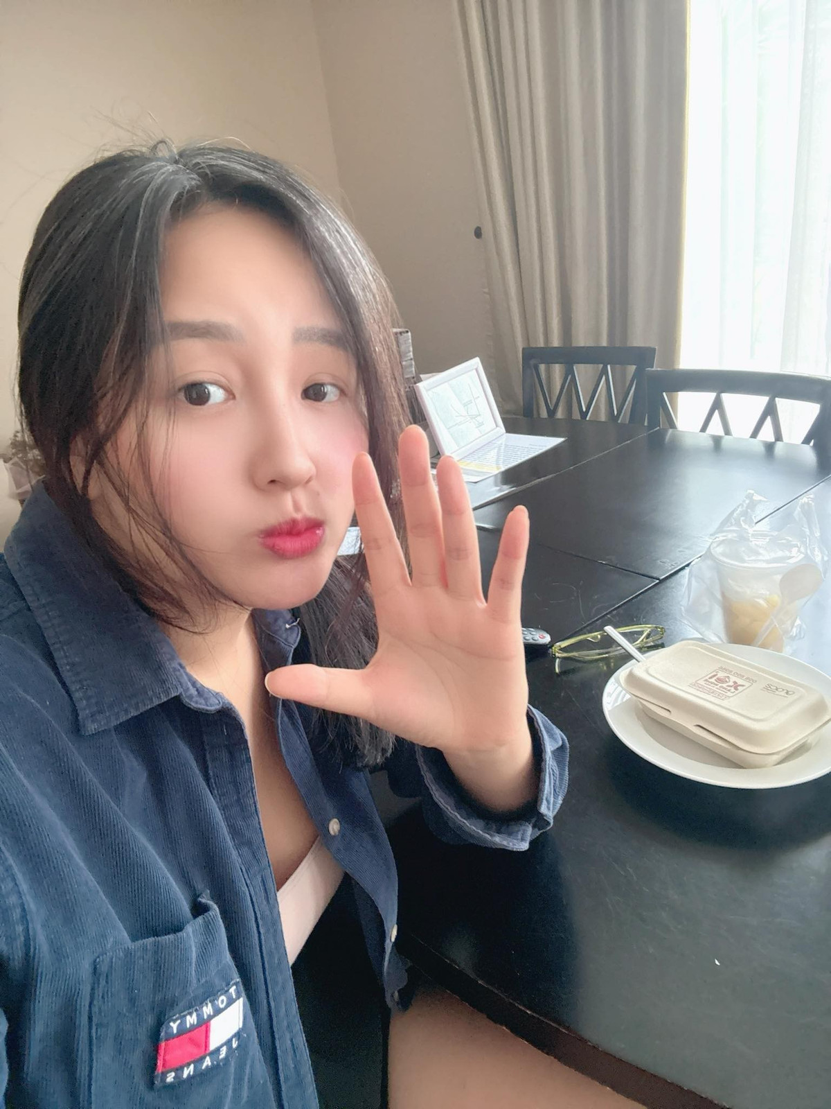 Hoa hậu Mai Phương Thuý đăng ảnh và viết: ''Ốm vẫn tấu hài là đây...''. Ảnh: FB Mai Phuong Thuy