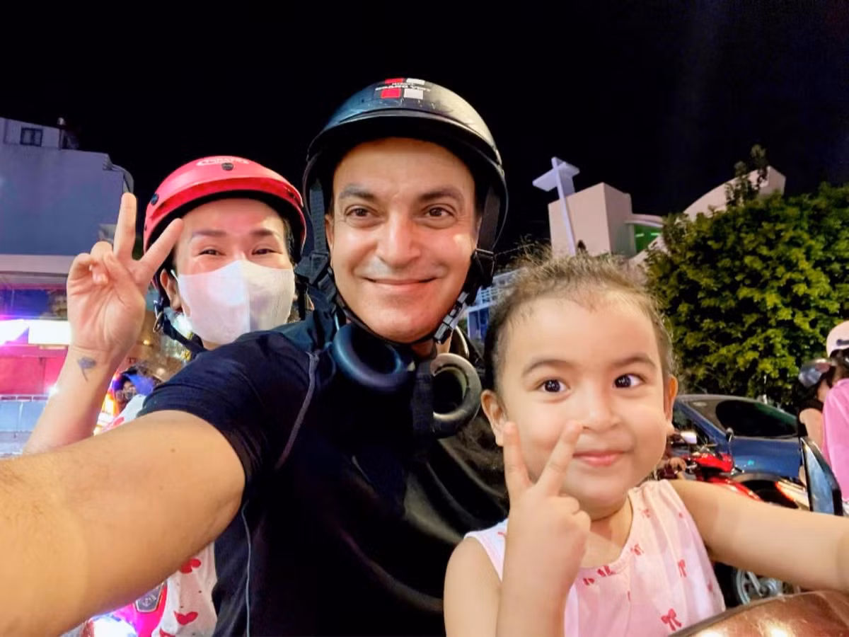 Trên mạng xã hội, Võ Hạ Trâm thường xuyên chia sẻ những khoảnh khắc đời thường bên chồng con. Những hình ảnh tình tứ của hai vợ chồng hay cảnh ông xã ân cần chăm sóc con nhỏ khiến khán giả không khỏi ngưỡng mộ.