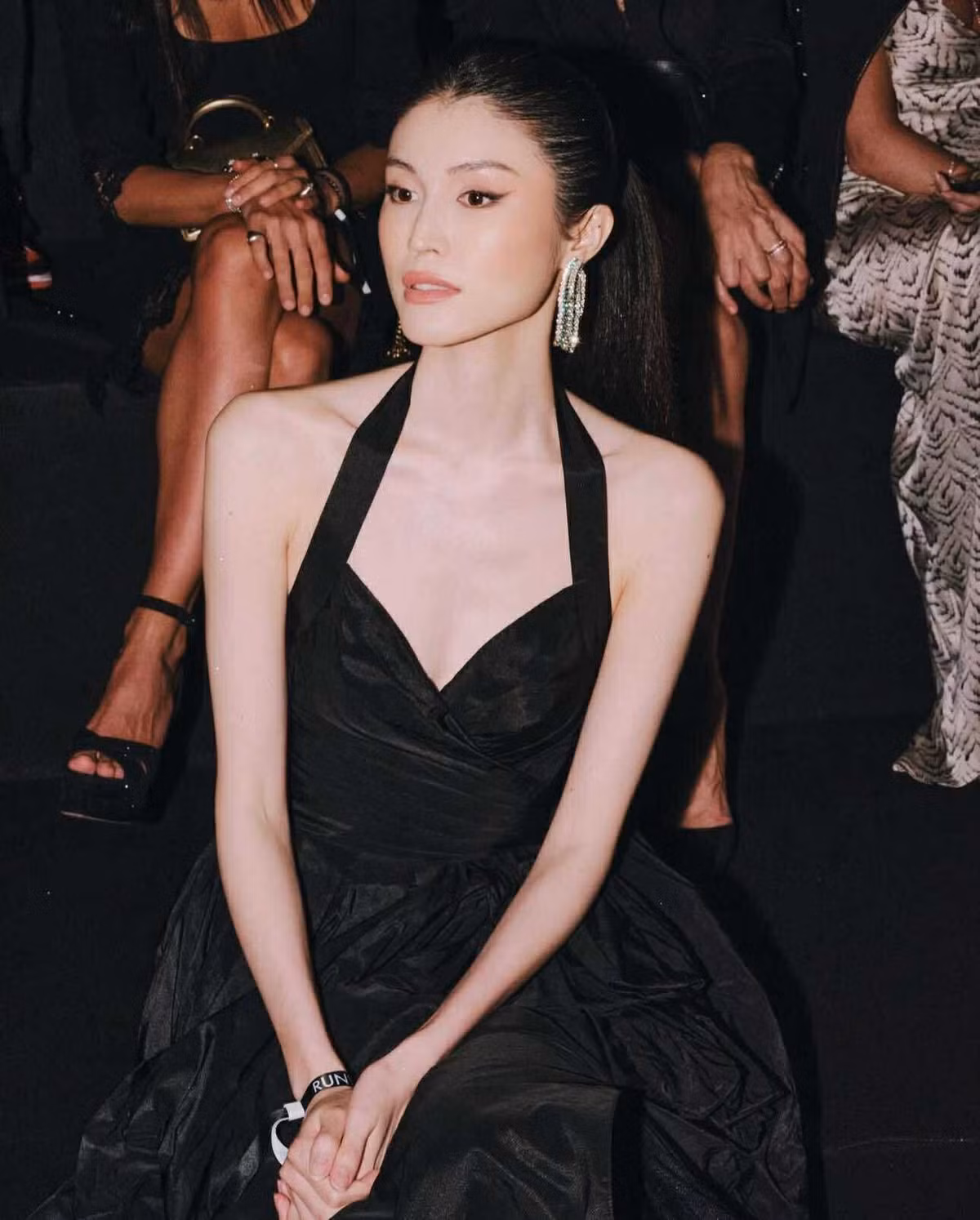 Cô chọn phong cách tối giản, tinh tế, tôn dáng khéo léo, giúp hình ảnh của mình vừa gợi cảm, vừa thanh lịch và thời thượng.