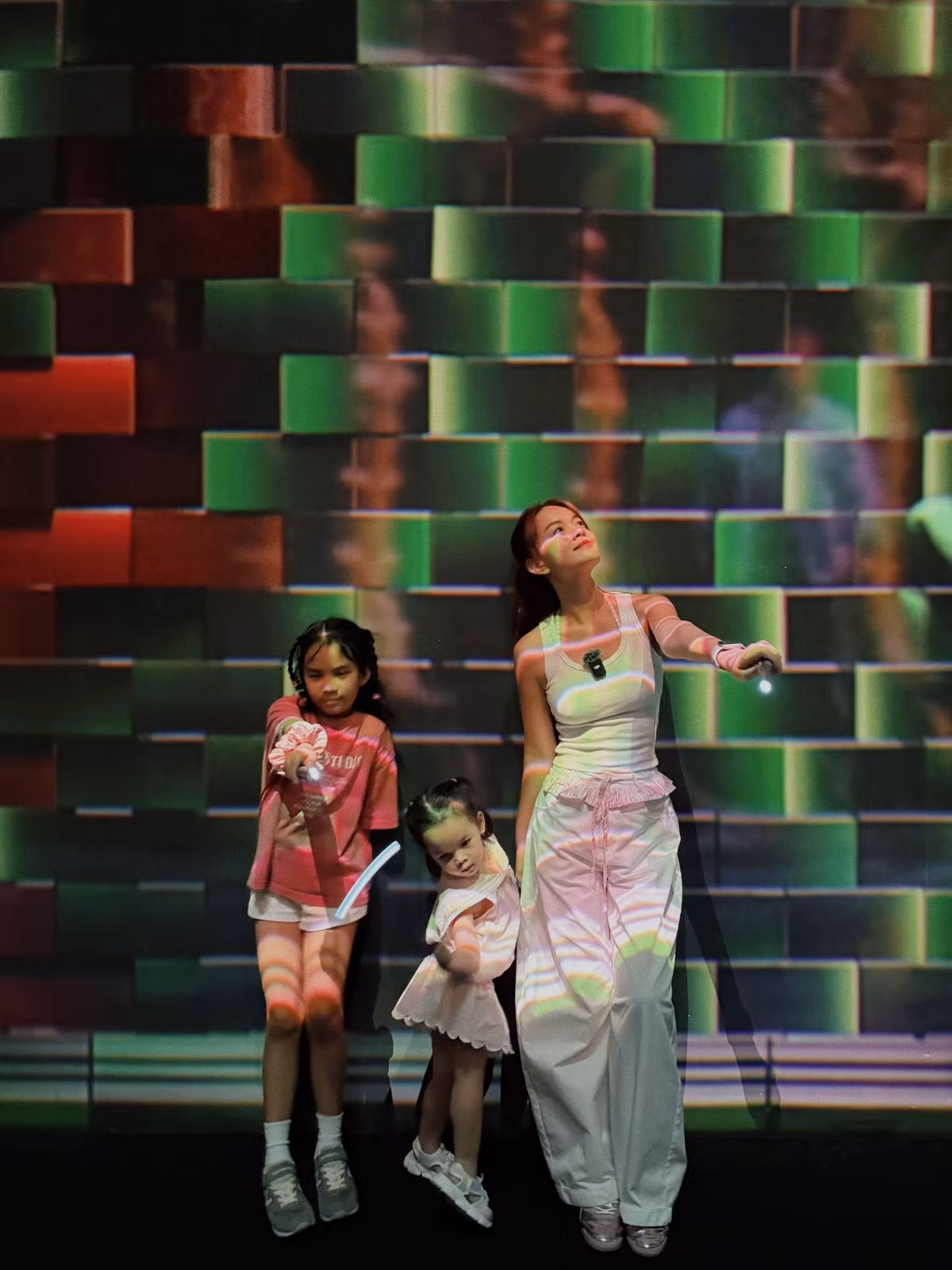 Phạm Quỳnh Anh đưa con đi du lịch Singapore. Ảnh: FB Phạm Quỳnh Anh