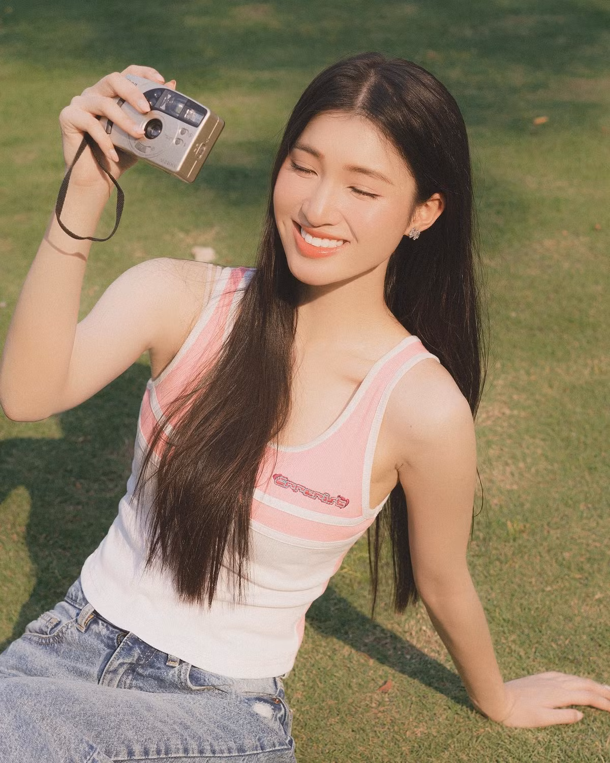 Vẻ đẹp trong veo, nhẹ tựa sương mai của Phương Nhi khiến nhiều người gọi cô là “thần tiên tỷ tỷ” nối gót Hoa hậu Đặng Thu Thảo.