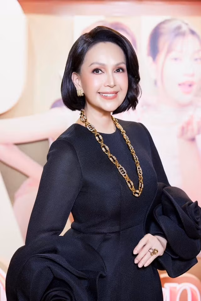 Với gương mặt thanh tú, mái tóc đen dài, đôi mắt sâu hút hồn cùng nụ cười rạng rỡ khiến biết bao người say đắm, bà từng là một trong 4 "nữ hoàng ảnh lịch" đình đám, đứng ngang hàng với Việt Trinh, Thu Hà, Diễm Hương...