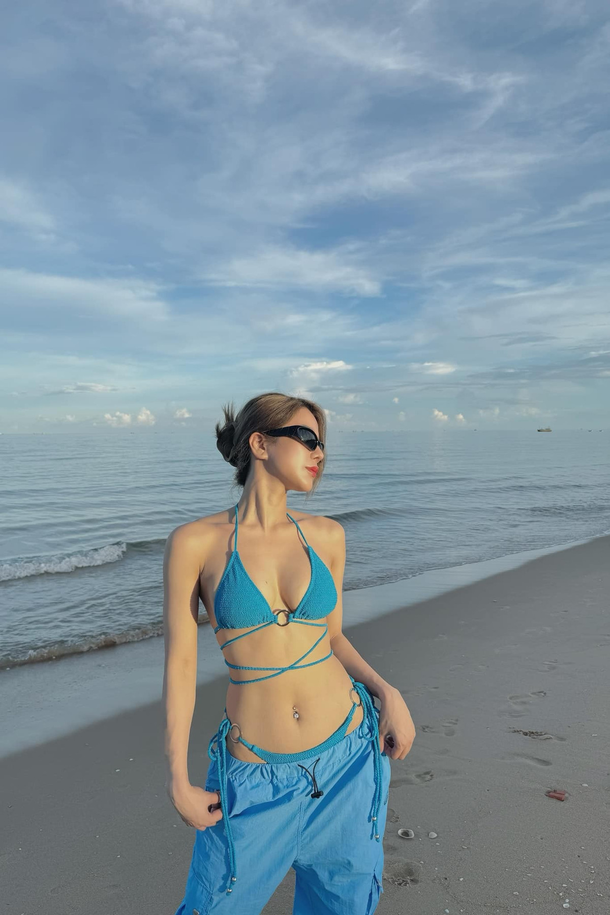 Người đẹp sinh năm 1989 cũng tạo điểm nhấn với khuyên rốn và dây chuyền sợi mảnh, lựa chọn khéo cân bằng giữa độ “chất chơi” và sự nữ tính. Ảnh: FB Diep Lam Anh