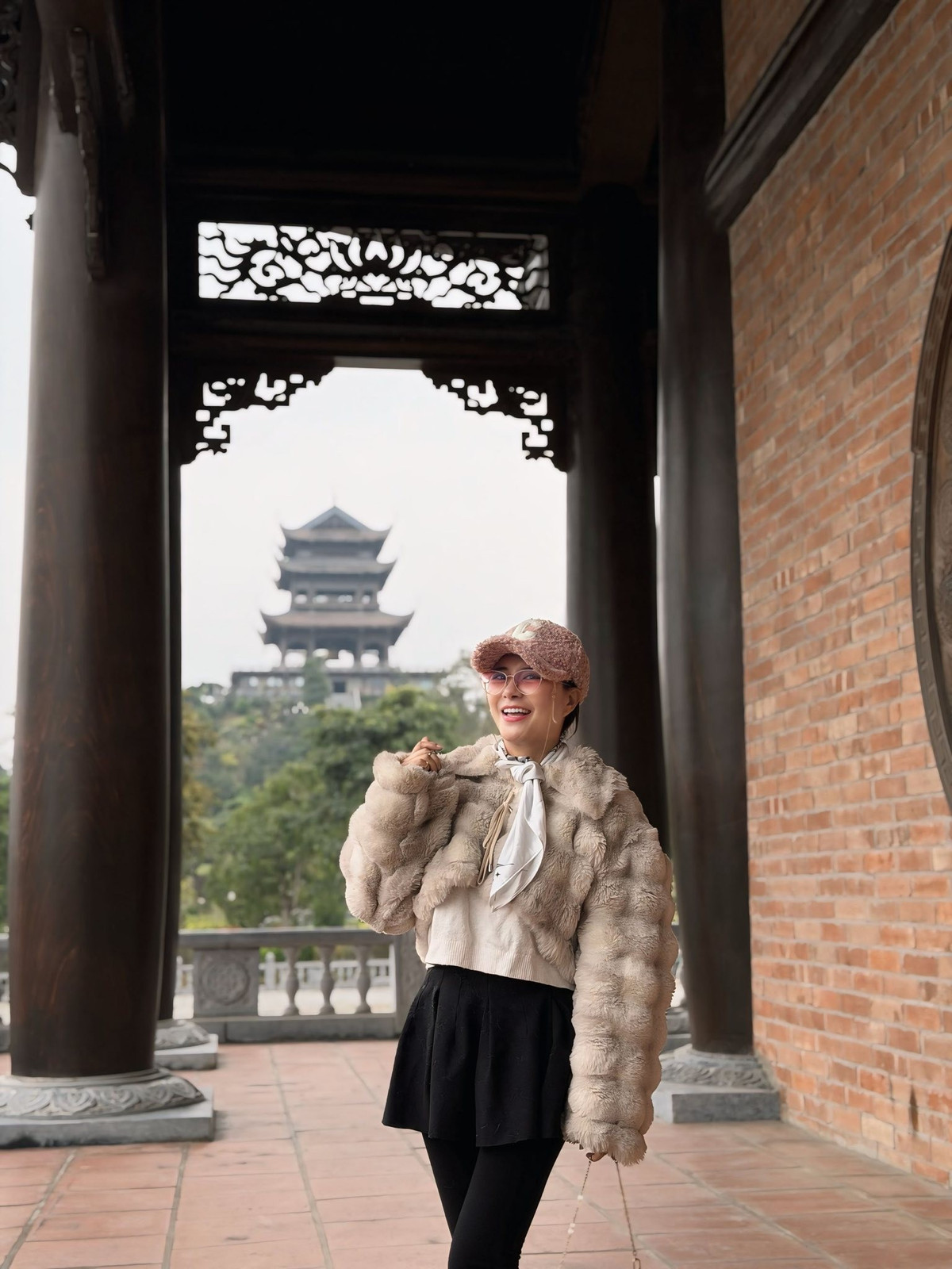 Khác với vẻ sắc sảo, có phần già dặn trước đây, nữ nghệ sĩ xuất hiện với gương mặt thanh thoát và trẻ trung hơn hẳn so với tuổi thật.