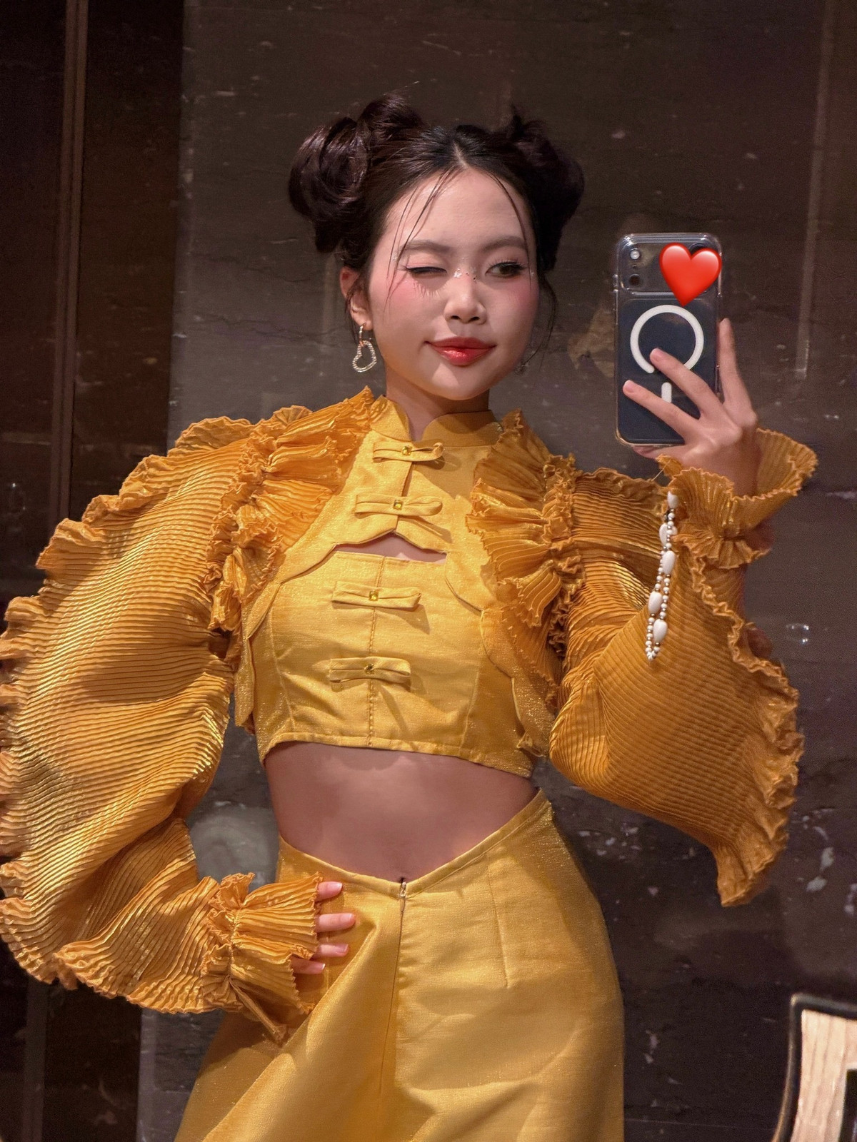 Phương Mỹ Chi nổi tiếng qua cuộc thi Giọng hát Việt Nhí 2013. Hình ảnh ca sĩ nhí có làn da đen nhẻm, thường diện áo bà ba lên sân khấu hát Quê em mùa nước lũ, Sa mưa giông, Áo mới Cà Mau khiến khán giả đặt cho cô danh xưng "cô bé dân ca" hay nickname "Chị Bảy".