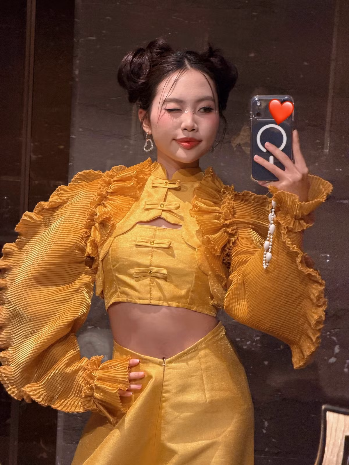 Phương Mỹ Chi nổi tiếng qua cuộc thi Giọng hát Việt Nhí 2013. Hình ảnh ca sĩ nhí có làn da đen nhẻm, thường diện áo bà ba lên sân khấu hát Quê em mùa nước lũ, Sa mưa giông, Áo mới Cà Mau khiến khán giả đặt cho cô danh xưng "cô bé dân ca" hay nickname "Chị Bảy".