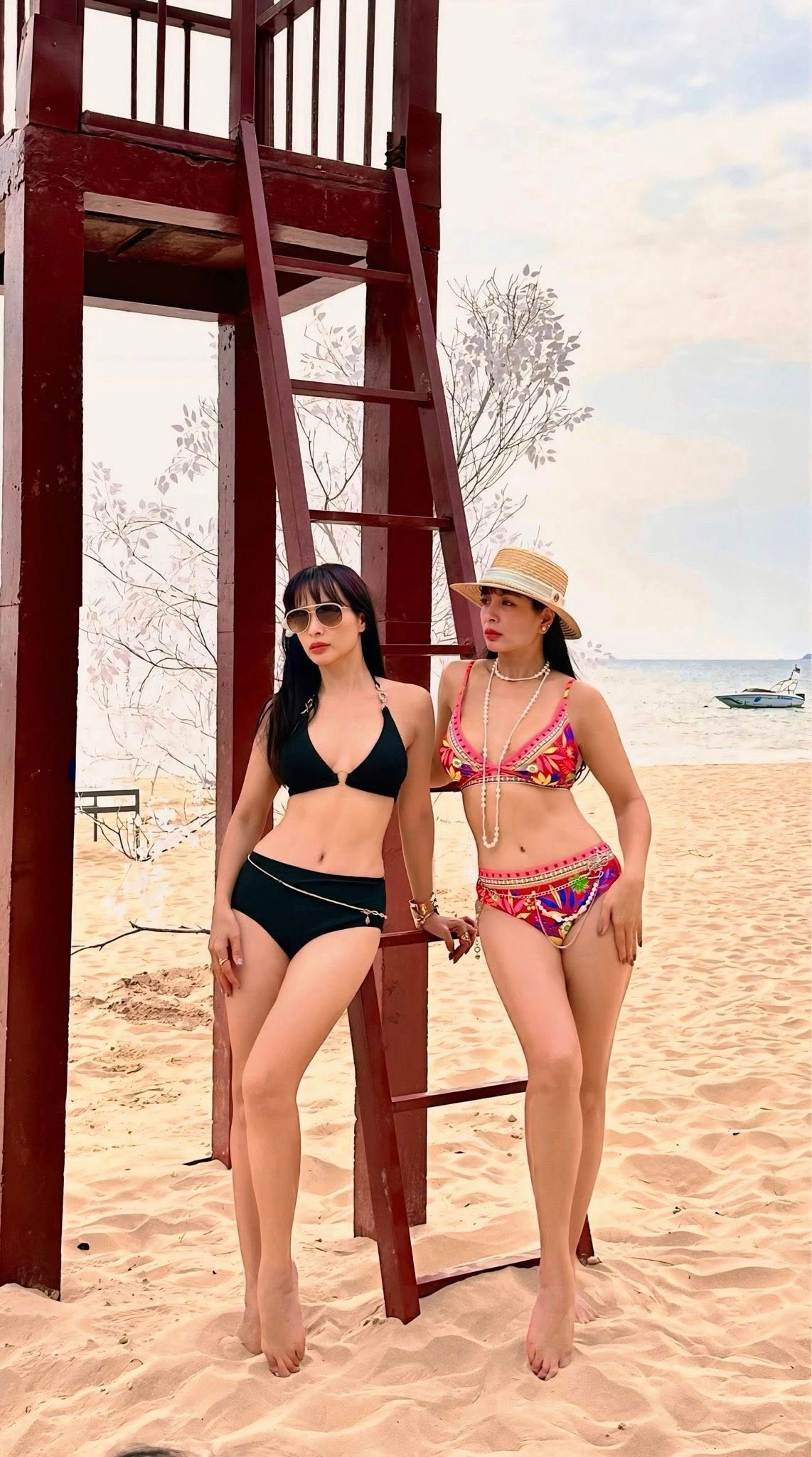 Hai chị em cựu siêu mẫu Thuý Hăng và Thuý Hạnh diện bikini khoe dáng sexy trên bãi biển. Ảnh: FB Bui Thuy Hanh