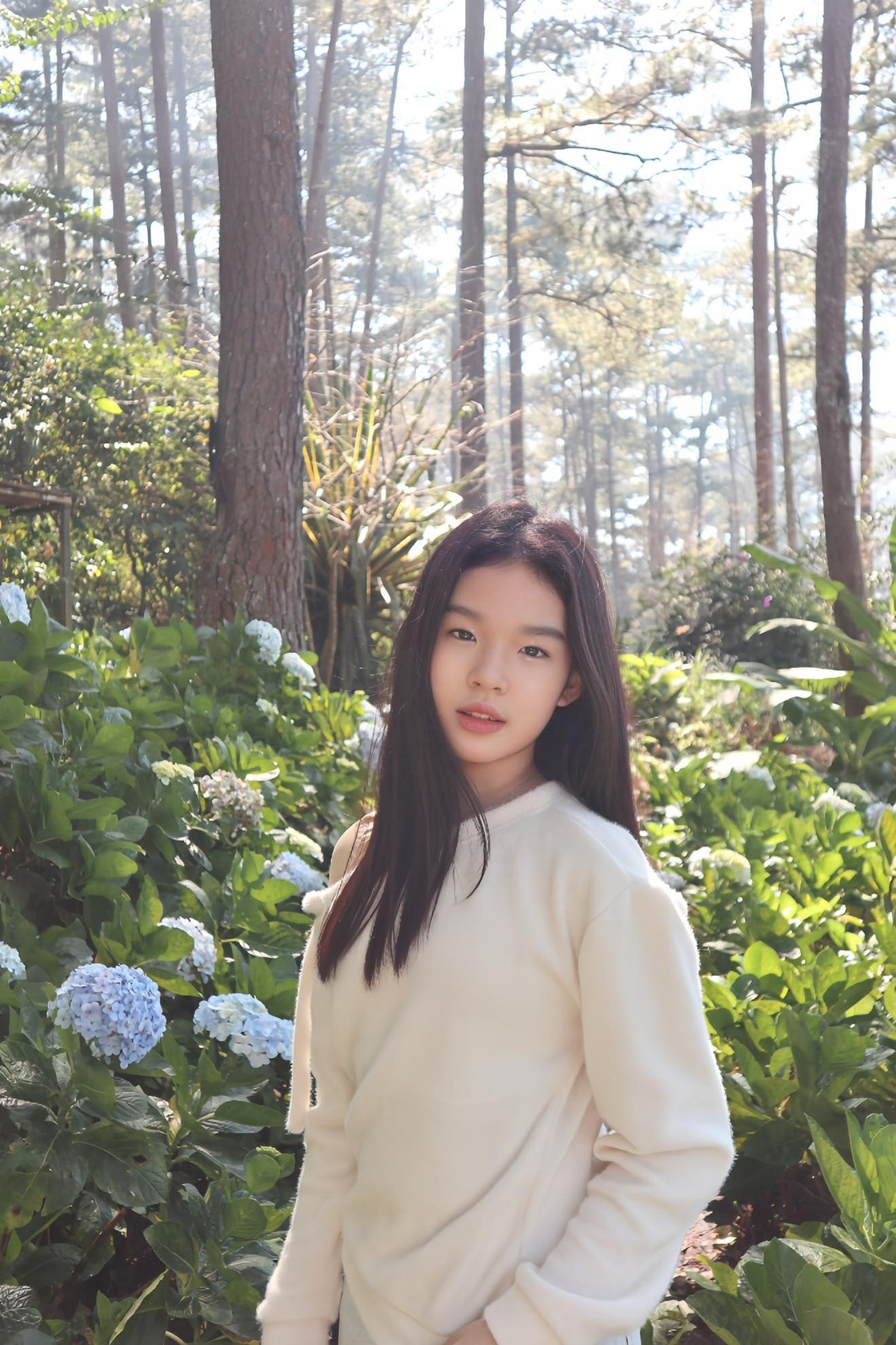 Siêu mẫu Xuân Lan khoe nhan sắc xinh đẹp của con gái bên hoa cẩm tú cầu. Ảnh: FB Nguyen Xuan Lan