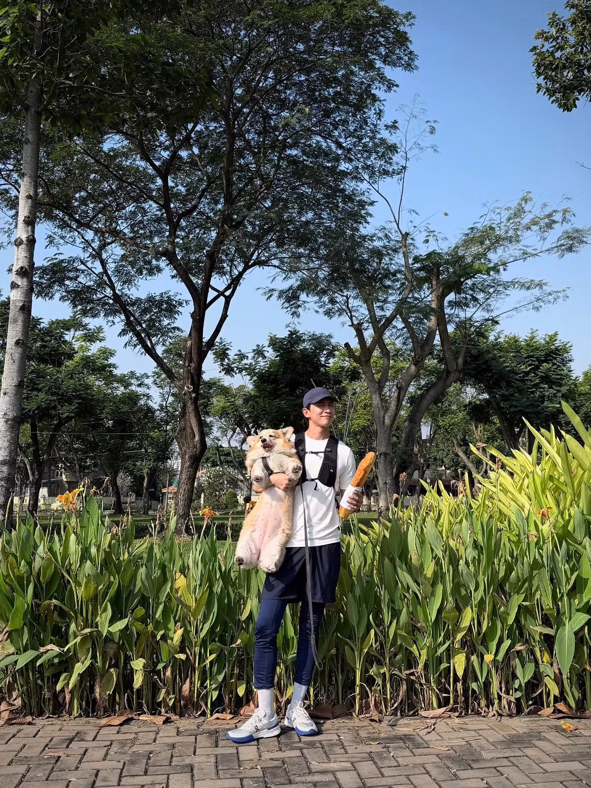 Võ Cảnh ôm chú chó cưng chạy bộ thể dục cùng anh trong công viên gần nhà. Ảnh: FB Võ Cảnh