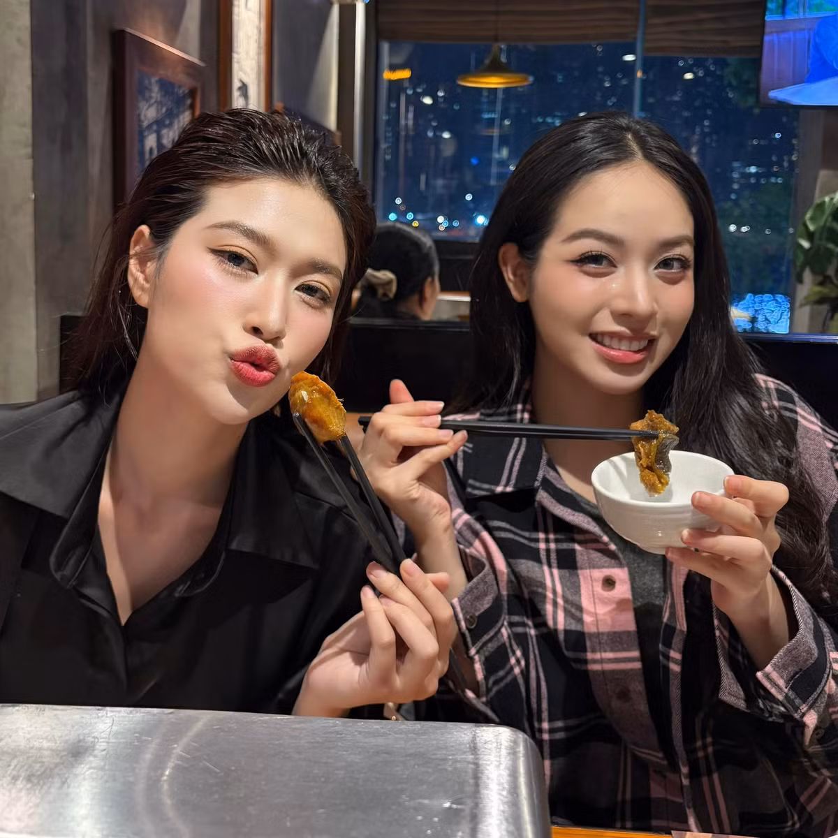 Không ít lần, khán giả bắt gặp khoảnh khắc Thanh Thủy cổ vũ Thiên Ân tham gia các dự án phim ảnh lớn, hay chính Thiên Ân cũng không ngần ngại chia sẻ những lời “có cánh” dành cho Thanh Thủy mỗi khi cô em thân thiết xuất hiện lộng lẫy trên sân khấu.