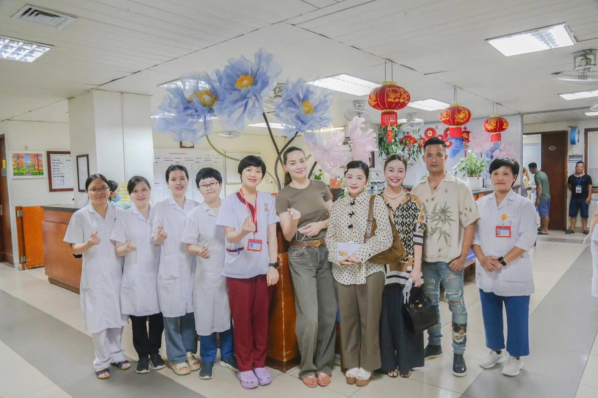 Hồ Ngọc Hà đến thăm, động viên tinh thần và ủng hộ cho các em nhỏ ở Bệnh viện Huyết học Trung Ương. Ảnh: FB Ho Ngoc Ha