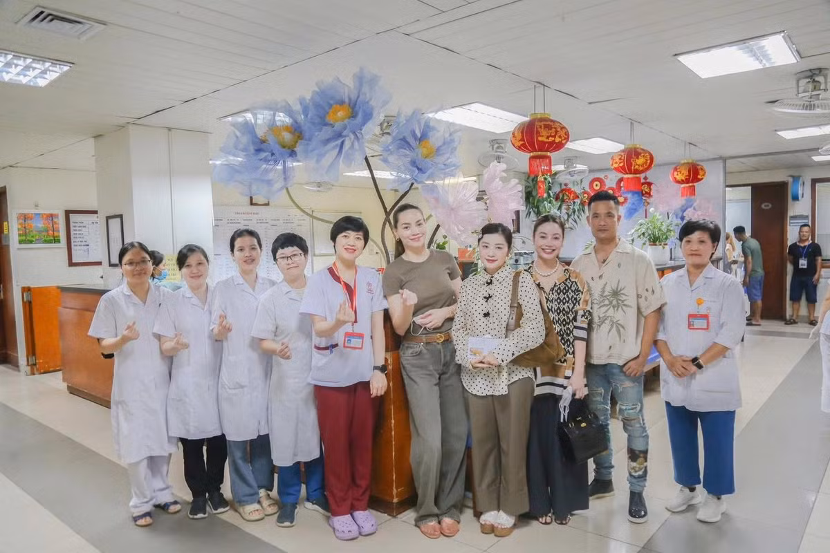 Hồ Ngọc Hà đến thăm, động viên tinh thần và ủng hộ cho các em nhỏ ở Bệnh viện Huyết học Trung Ương. Ảnh: FB Ho Ngoc Ha