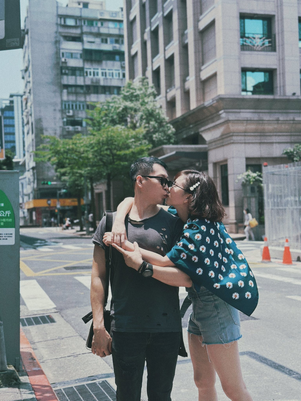 Mới đây, diễn viên Hương Giang chia sẻ loạt ảnh ghi lại những khoảnh khắc đời thường bên người chồng hơn cô 11 tuổi.