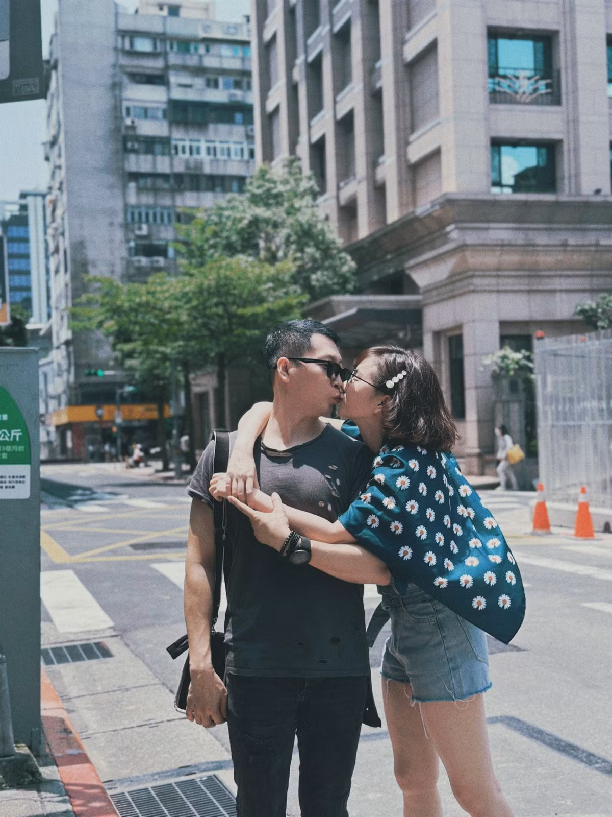 Mới đây, diễn viên Hương Giang chia sẻ loạt ảnh ghi lại những khoảnh khắc đời thường bên người chồng hơn cô 11 tuổi.