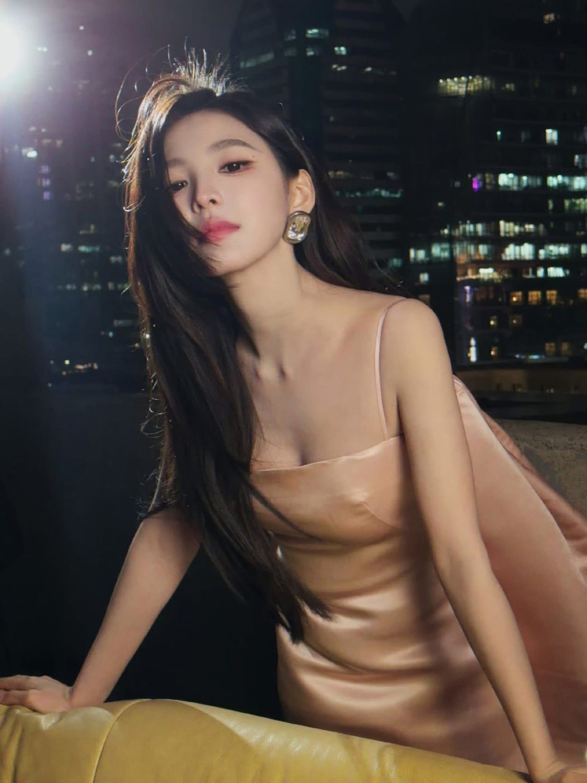 Chương Nhược Nam dần phù hợp với hình tượng quyến rũ, mang hơi hướng trưởng thành – điều từng hiếm thấy ở cô trong giai đoạn đầu sự nghiệp.