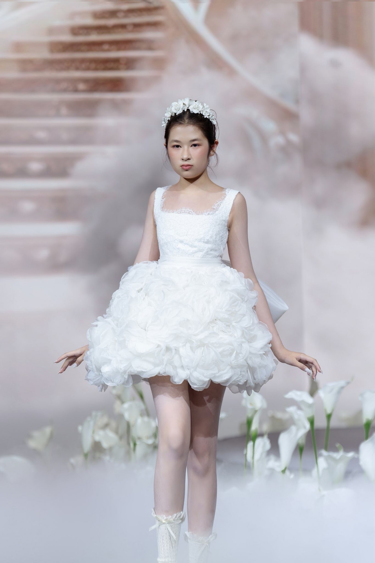 Con gái 13 tuổi của Huy Khánh trình diễn trên sàn catwalk. Ảnh: Trần Phan Huy Khánh