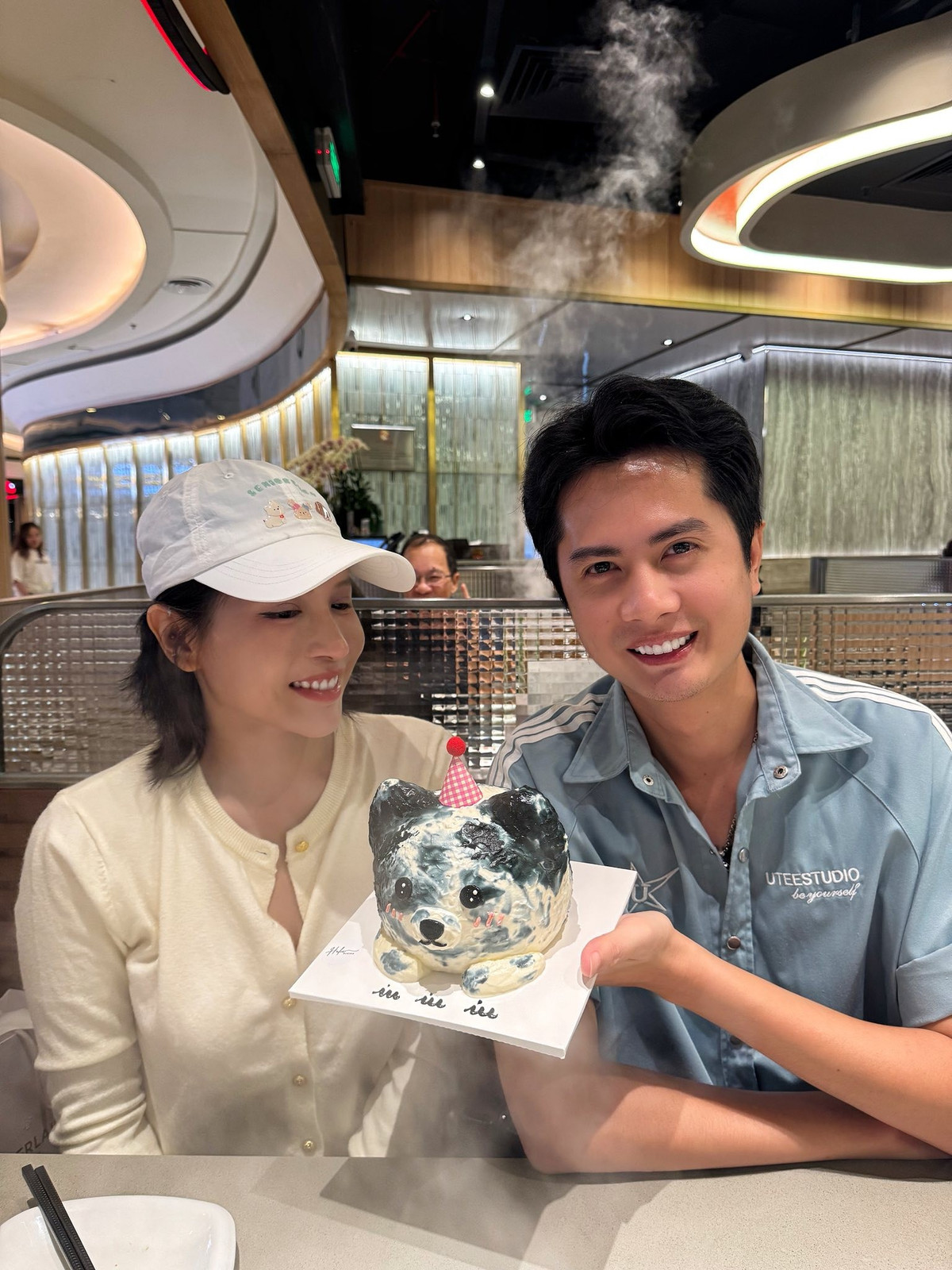 Huỳnh Phương mừng tuổi mới bên Khả Như. Ảnh: FB Huỳnh Phương