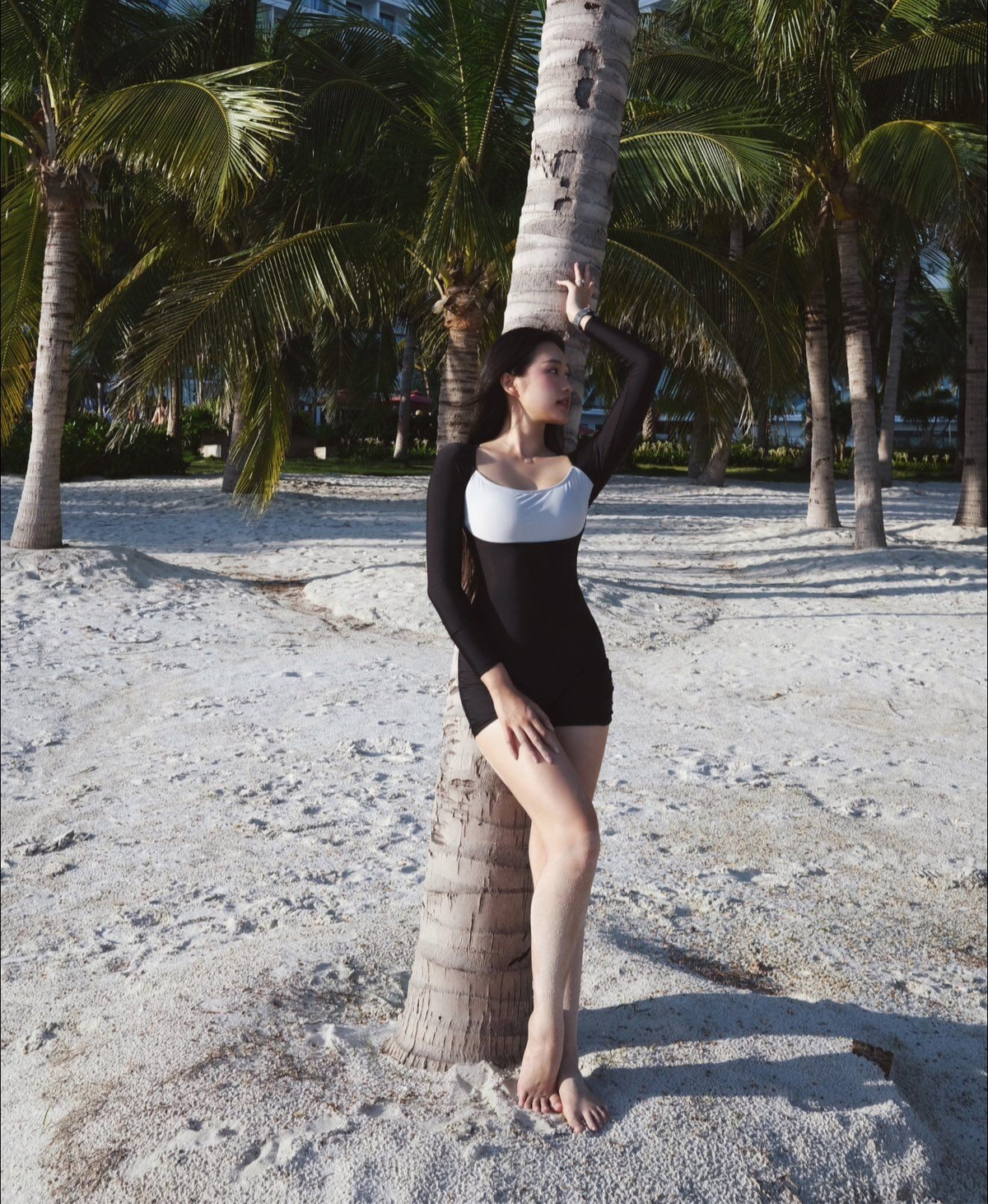 Đôi chân dài, thon gọn giúp Doãn Hải My phù hợp với hầu hết kiểu trang phục, từ váy liền nữ tính đến quần âu thanh lịch hay đồ đời thường năng động.