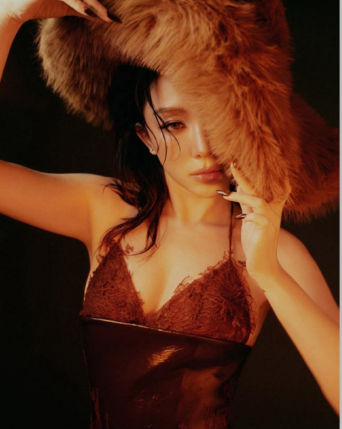 Trong bộ ảnh vừa được chia sẻ, Tóc Tiên diện thiết kế váy ren màu đỏ nâu ôm sát, phom dáng tôn đường cong.