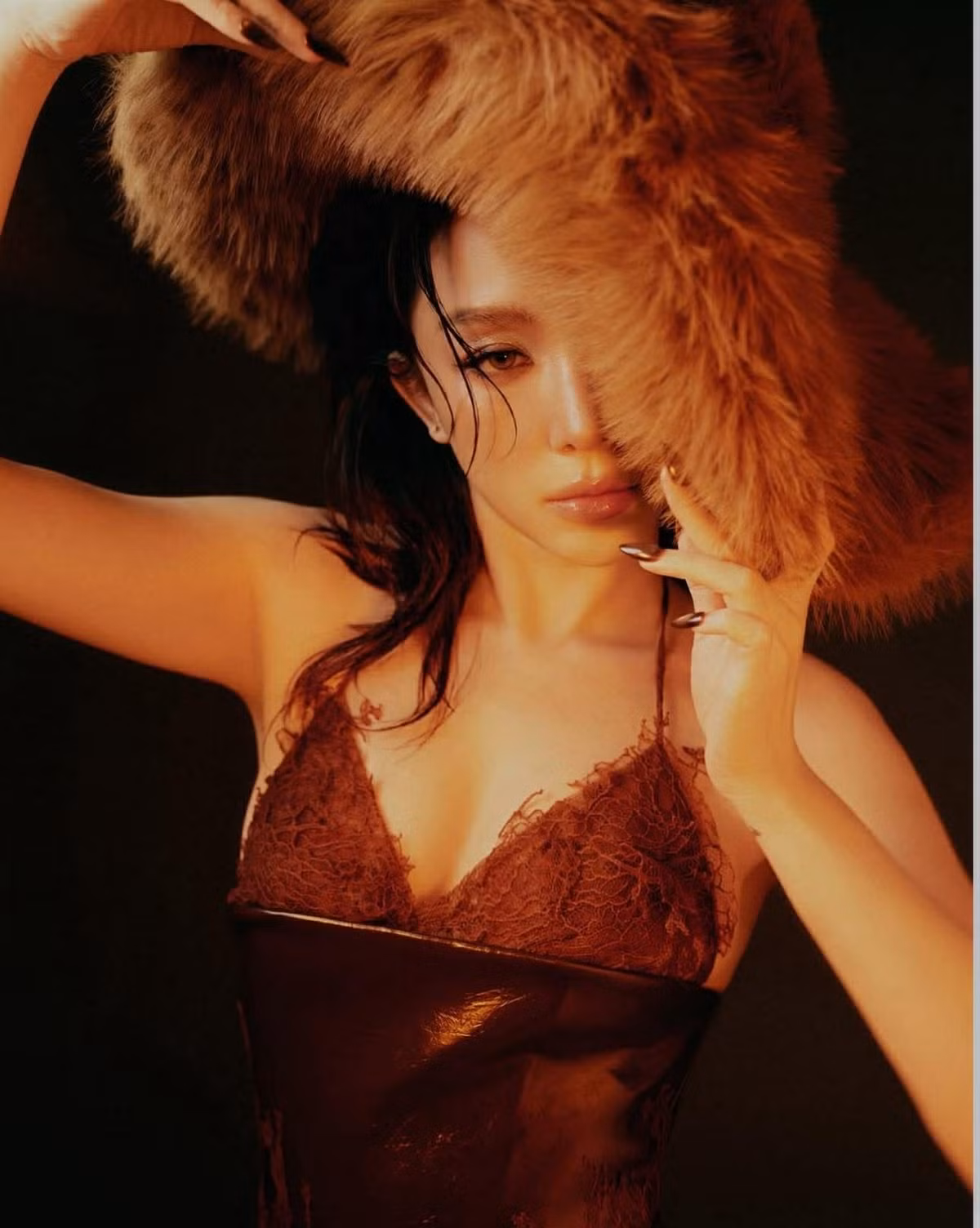 Trong bộ ảnh vừa được chia sẻ, Tóc Tiên diện thiết kế váy ren màu đỏ nâu ôm sát, phom dáng tôn đường cong.