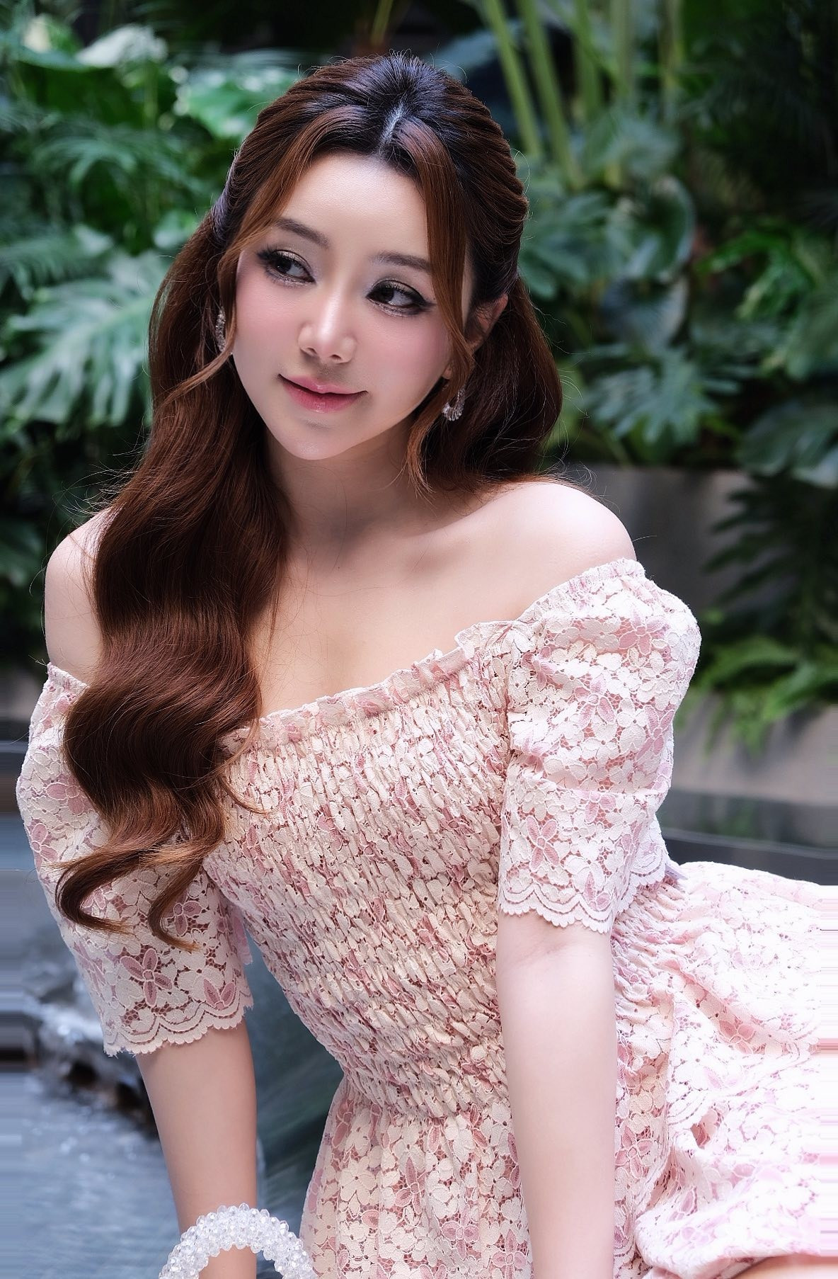 Diễn viên Quỳnh Kool đăng trạng thái: "Ai cũng tưởng mình có người yêu. Làm mình cũng tưởng vậy". Ảnh: FB Quỳnh Nguyễn