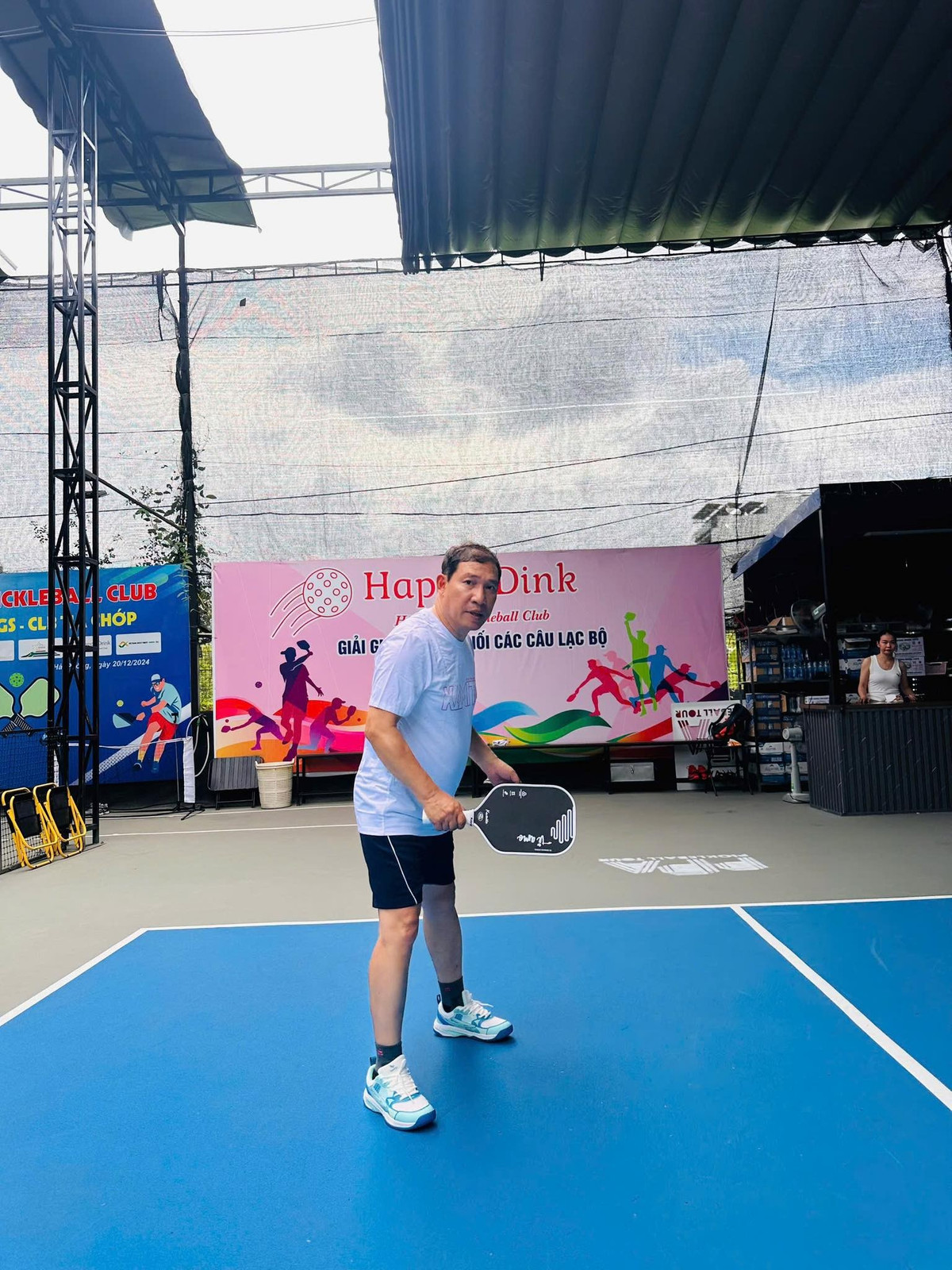 NSƯT Quang Thắng lần đầu ra sân chơi pickleball. Ảnh: FB Đặng Quang Thắng