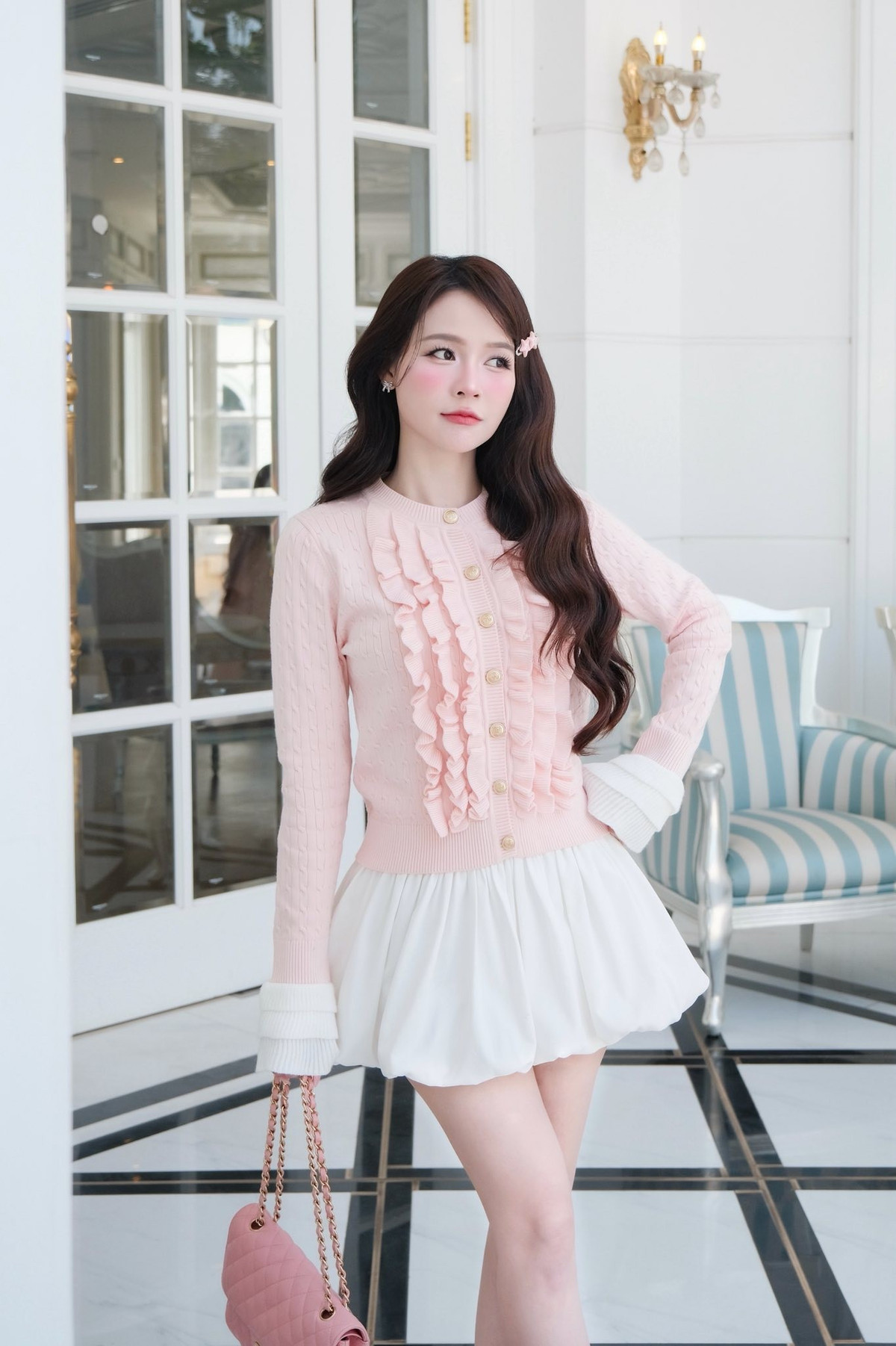 Làn da trắng mịn không tì vết, gương mặt bầu bĩnh dễ thương cùng nụ cười rạng rỡ giúp cô luôn nổi bật trong mọi khung hình.