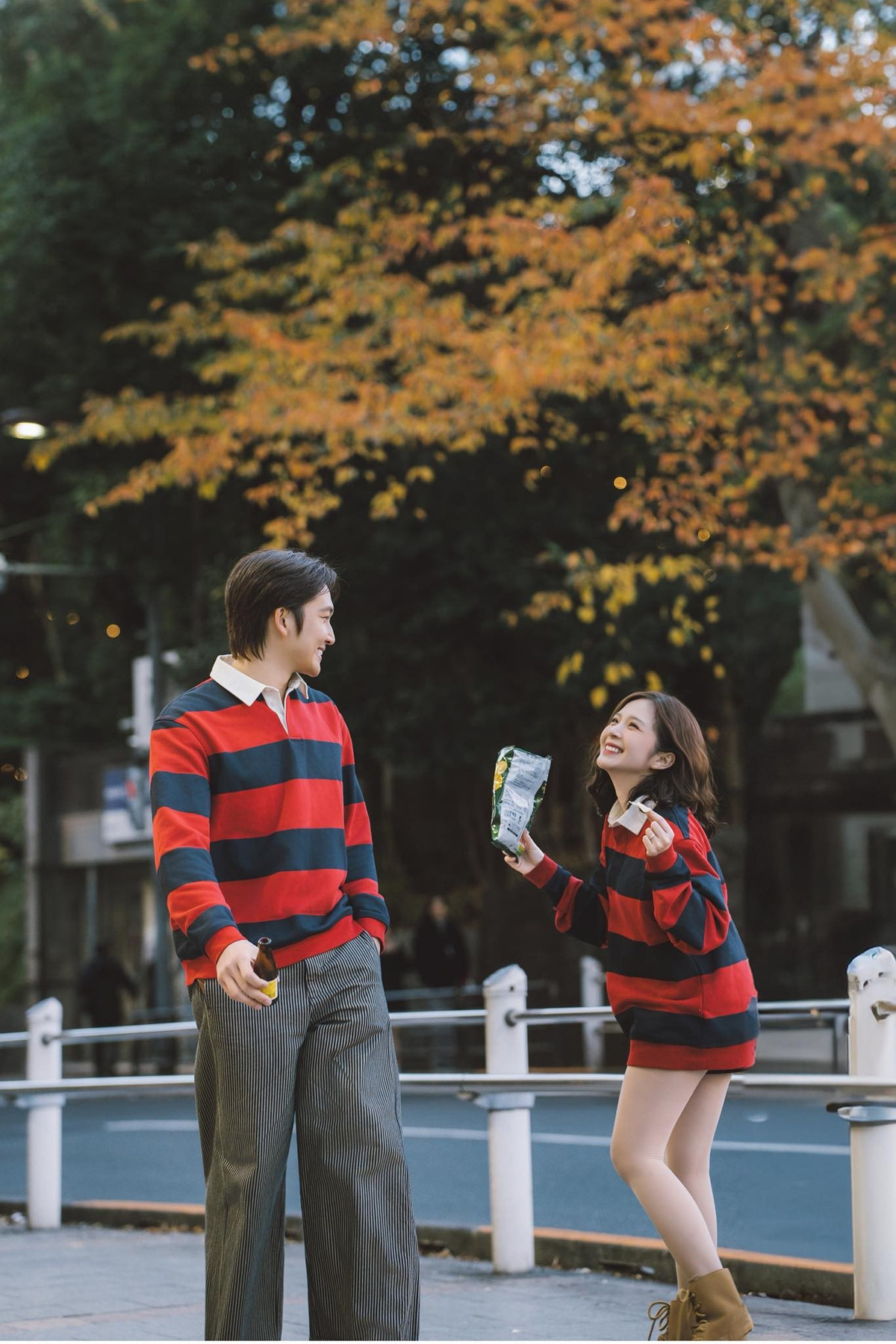 Đặc biệt, hình ảnh Đình Tú – Ngọc Huyền nhìn nhau say đắm giữa phố đông người khiến cư dân mạng “đứng ngồi không yên”.