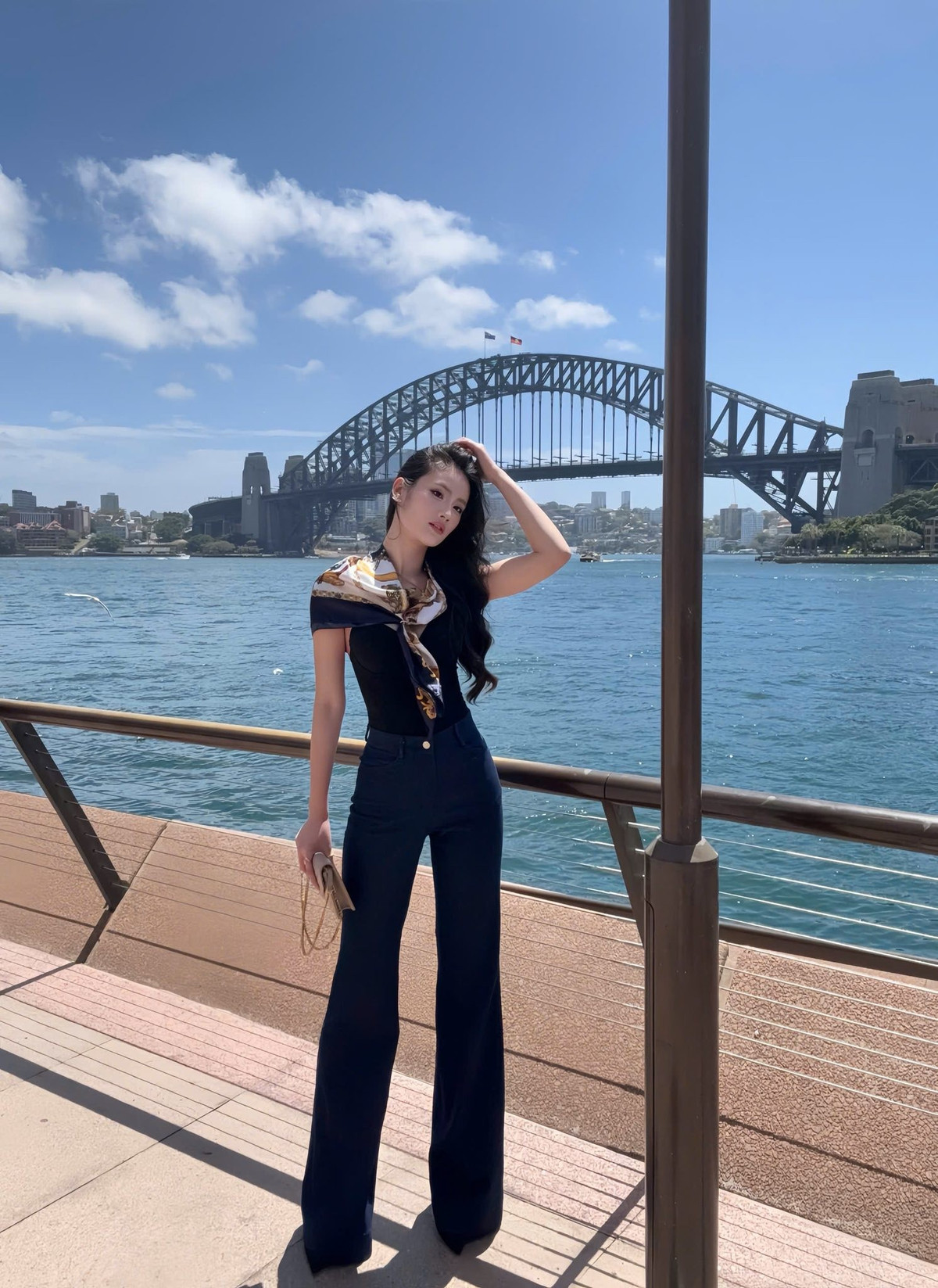 Hoa hậu Ý Nhi chọn trang phục thanh lịch, chụp ảnh gần Cầu Cảng Sydney, Australia. Ảnh: FB Huỳnh Trần Ý Nhi