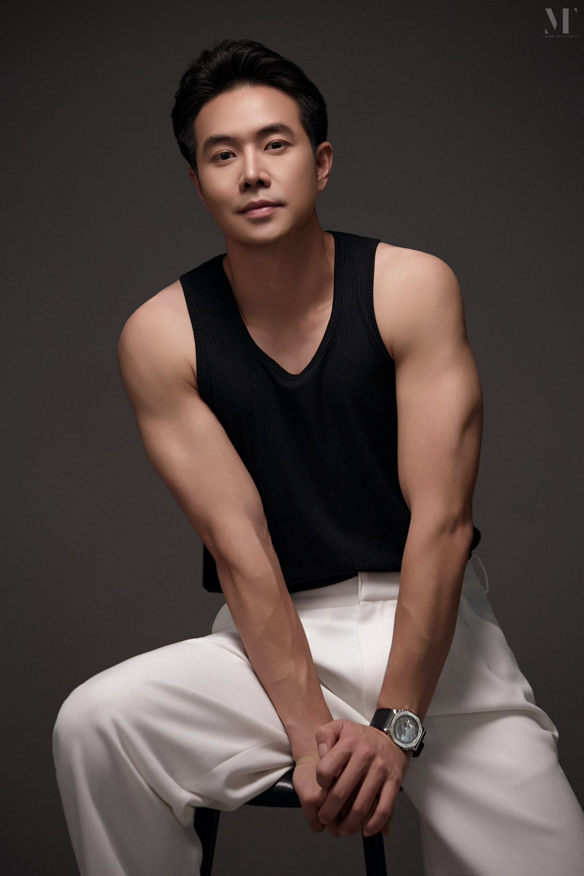 Những hình ảnh anh xả vai, diện áo ba lỗ khoe thân hình săn chắc, cơ bắp cuồn cuộn nhanh chóng nhận được “bão” tương tác trên mạng xã hội.