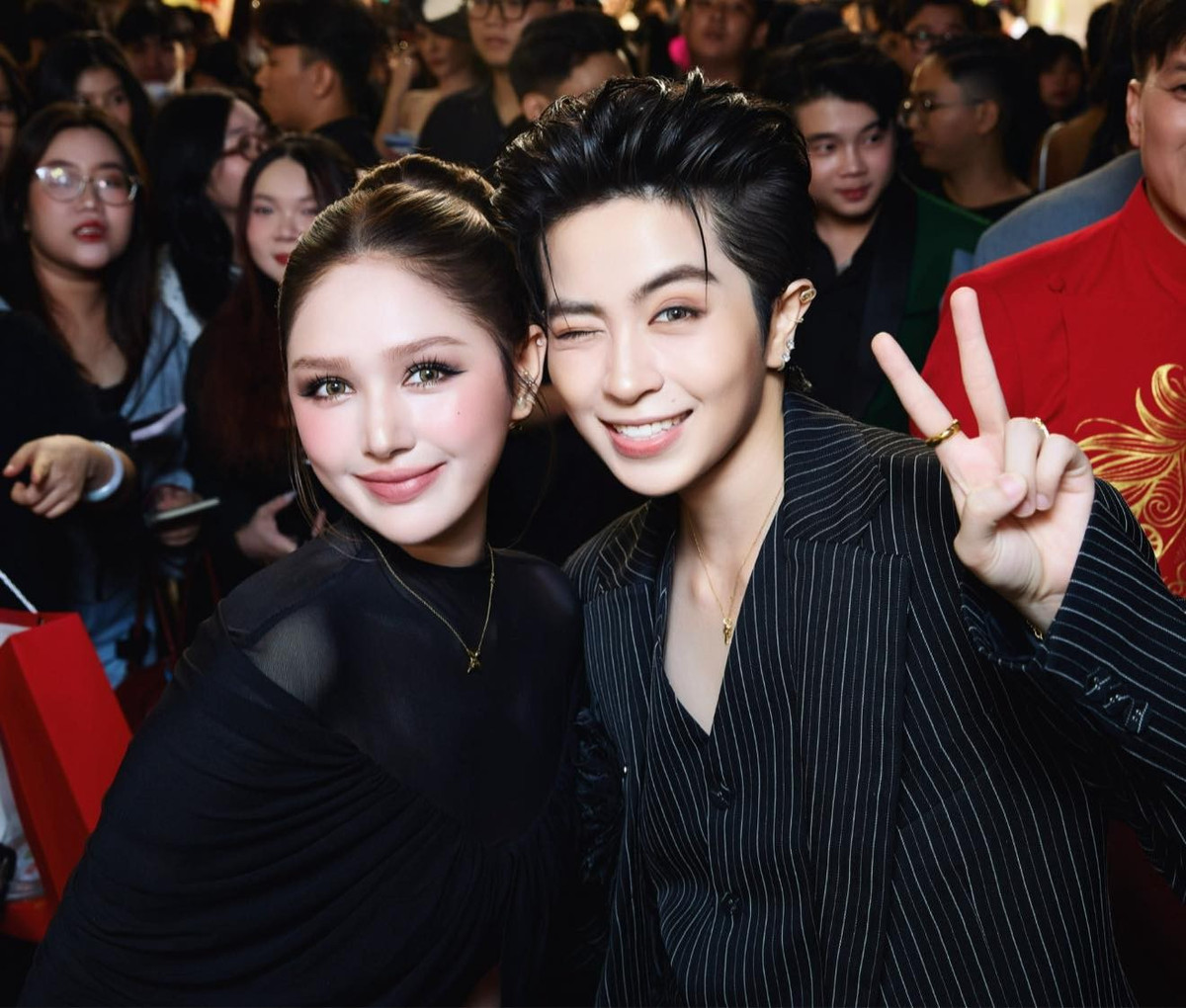 Kết hôn từ khi mới 18 tuổi, Xoài Non từng khiến nhiều người ngưỡng mộ với cuộc sống hôn nhân tưởng chừng viên mãn. Tuy nhiên, sau những biến cố không mong muốn, cô đã lựa chọn bước tiếp và làm lại từ đầu. Ở thời điểm hiện tại, hình ảnh của Xoài Non gắn liền với sự bình yên và hạnh phúc khi đồng hành cùng Gil Lê.