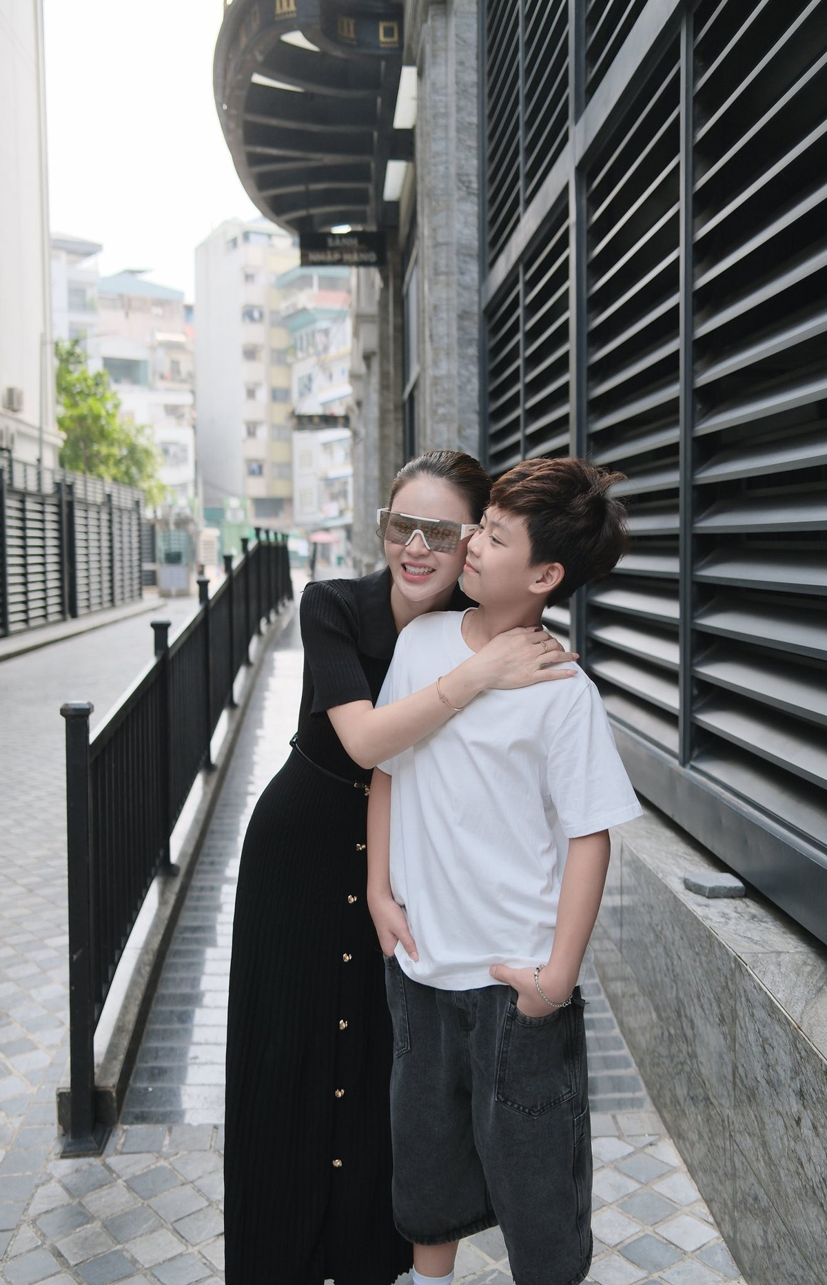 Con trai Lương Thu Trang năm nay 11 tuổi khiến cư dân mạng không khỏi bất ngờ khi trông cao lớn, ra dáng thanh thiếu niên và gần như sắp cao bằng mẹ.