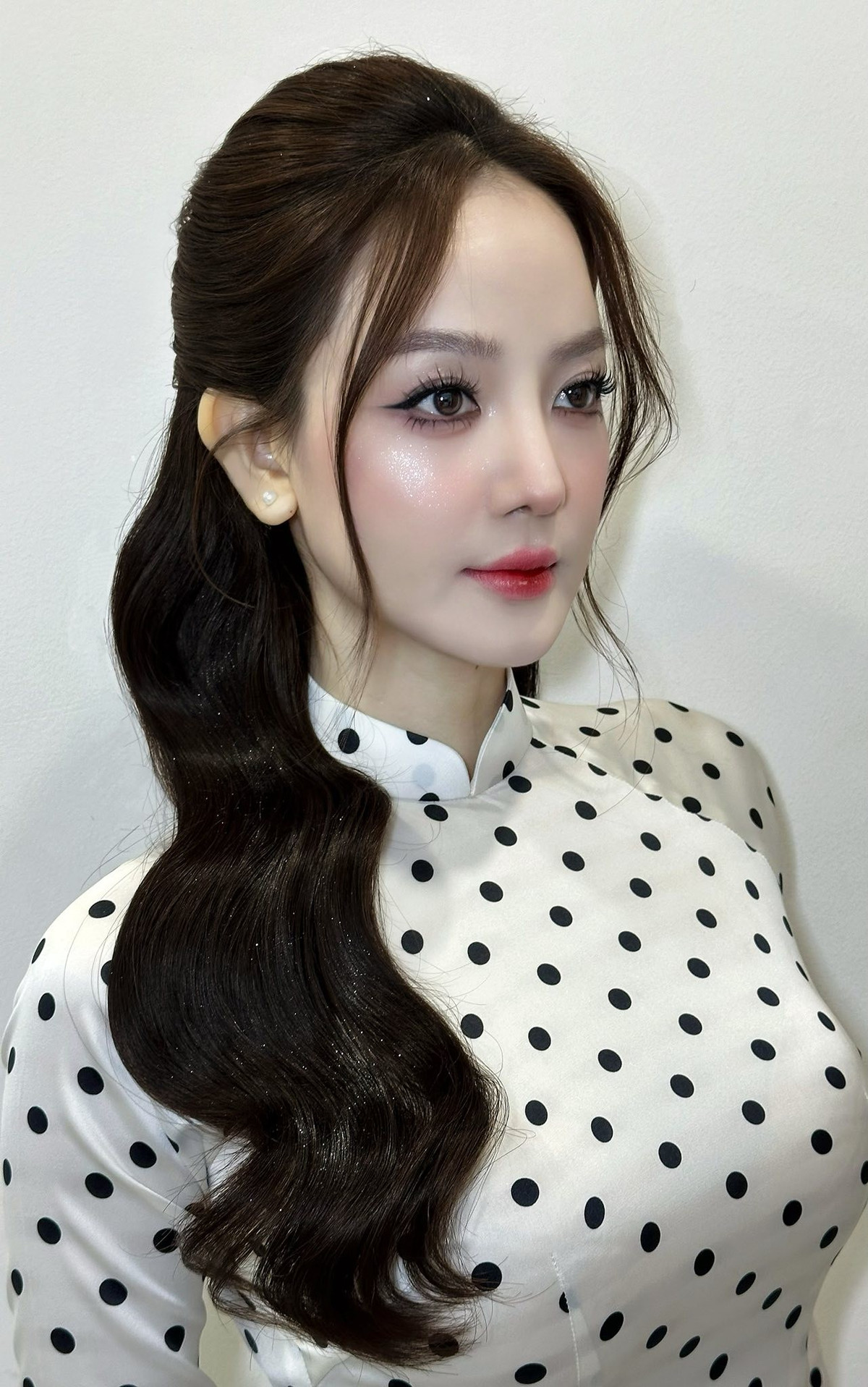 Lợi thế vòng eo thon gọn, bờ vai mảnh và đôi chân dài giúp cô tự tin chinh phục những thiết kế ôm sát, phom dáng ngắn hay chi tiết cắt xẻ táo bạo.